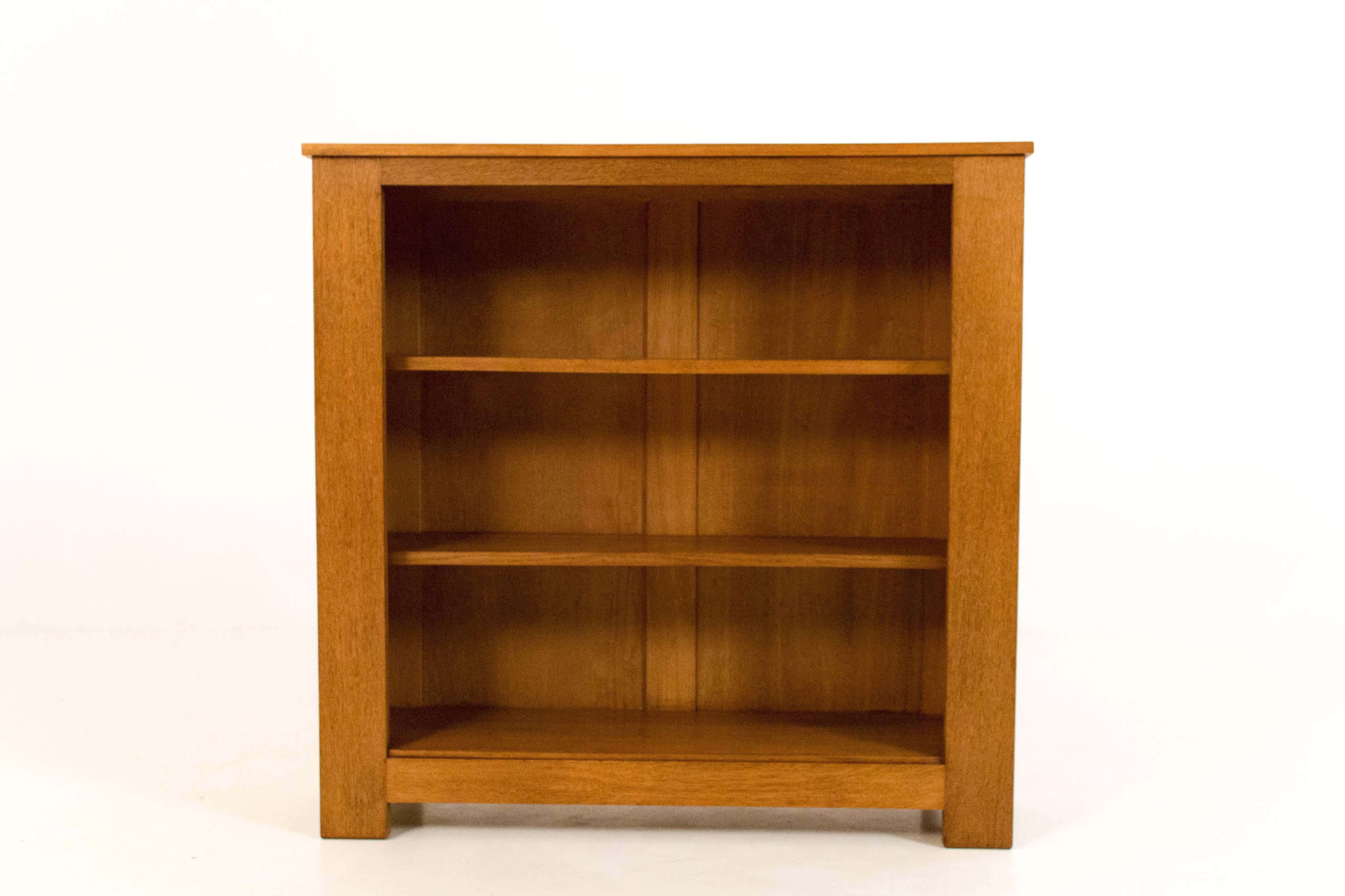 Stylish Art Deco Haagse School open bookcase by H.Wouda for Pander, 1920s.
Solid oak with two original adjustable oak shelves.
Marked with metal tag Pander and brand marked.
In very good condition with minor wear consistent with age and