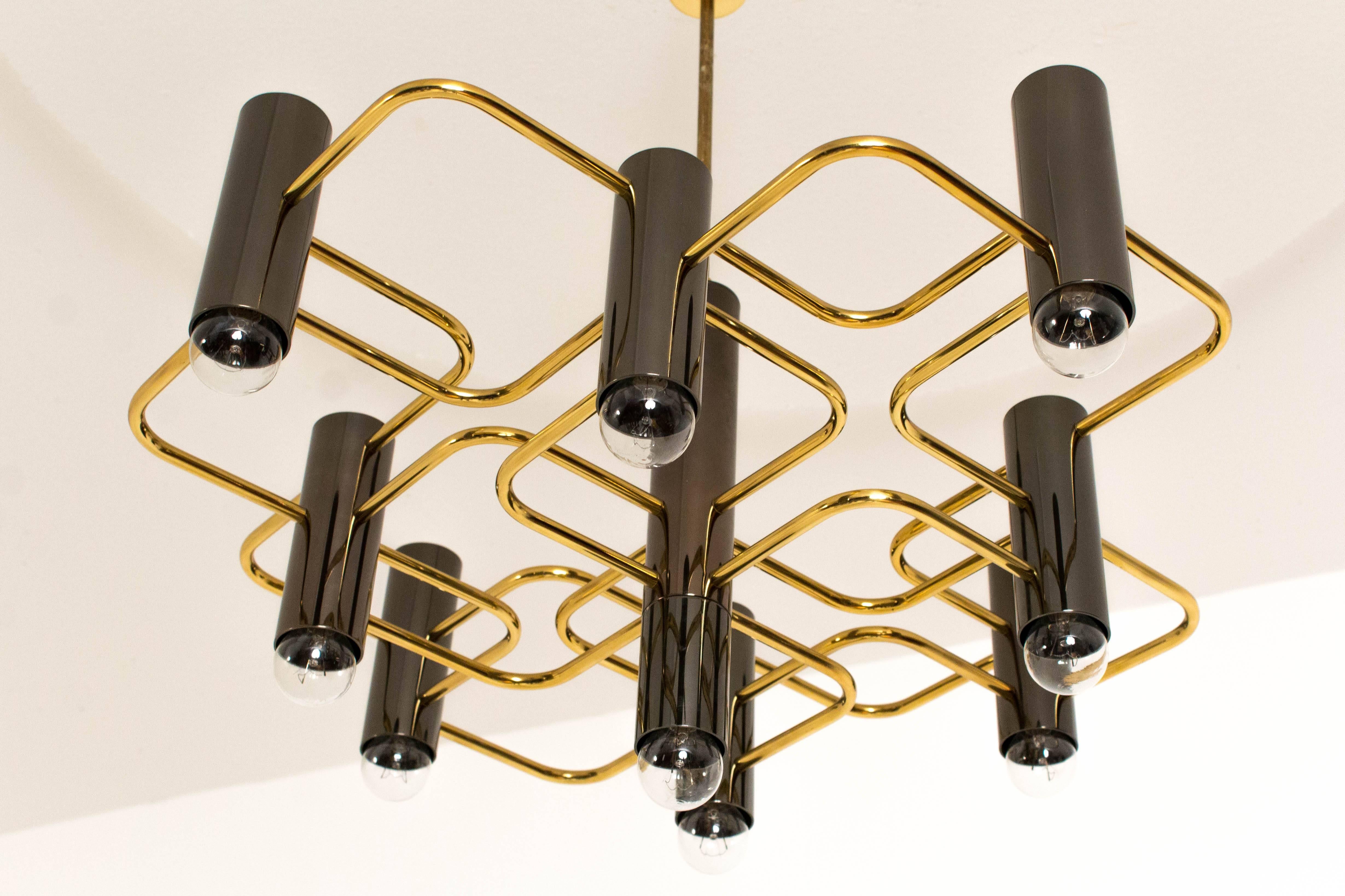 Stunning Mid-Century Modern chandelier by Gaetano Sciolari for Boulanger, 1970s.
This rare version is in brass and black lacquered metal.
In very good condition with minor wear consistent with age and use,
preserving a beautiful patina.