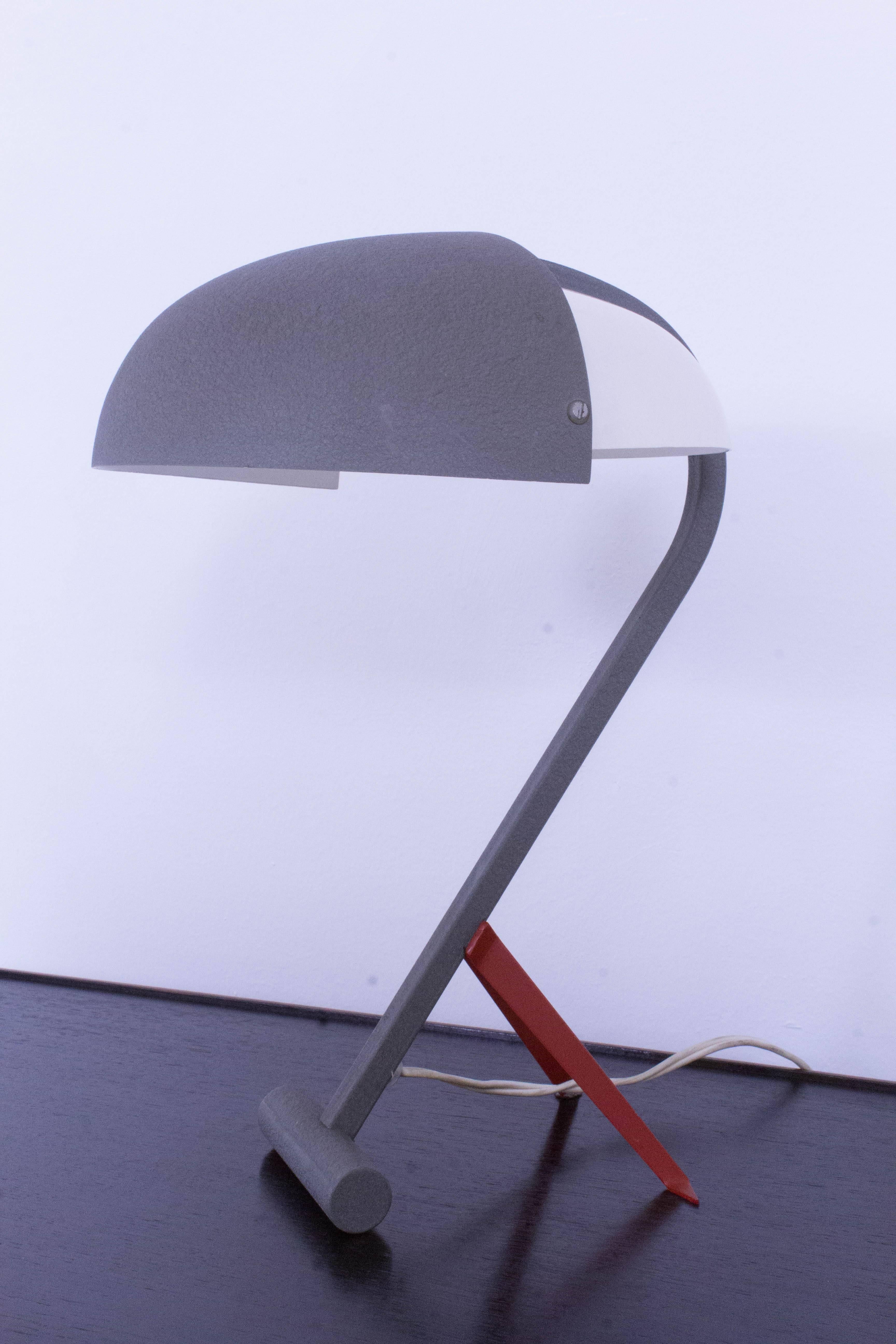 Stunning Mid-Century Modern desk lamp by Louis Kalff for Philips, 1950s.
Model: NX110.
Iconic design and marked with manufacturers sticker.
In good original condition with minor wear consistent with age and use,
preserving a beautiful patina.