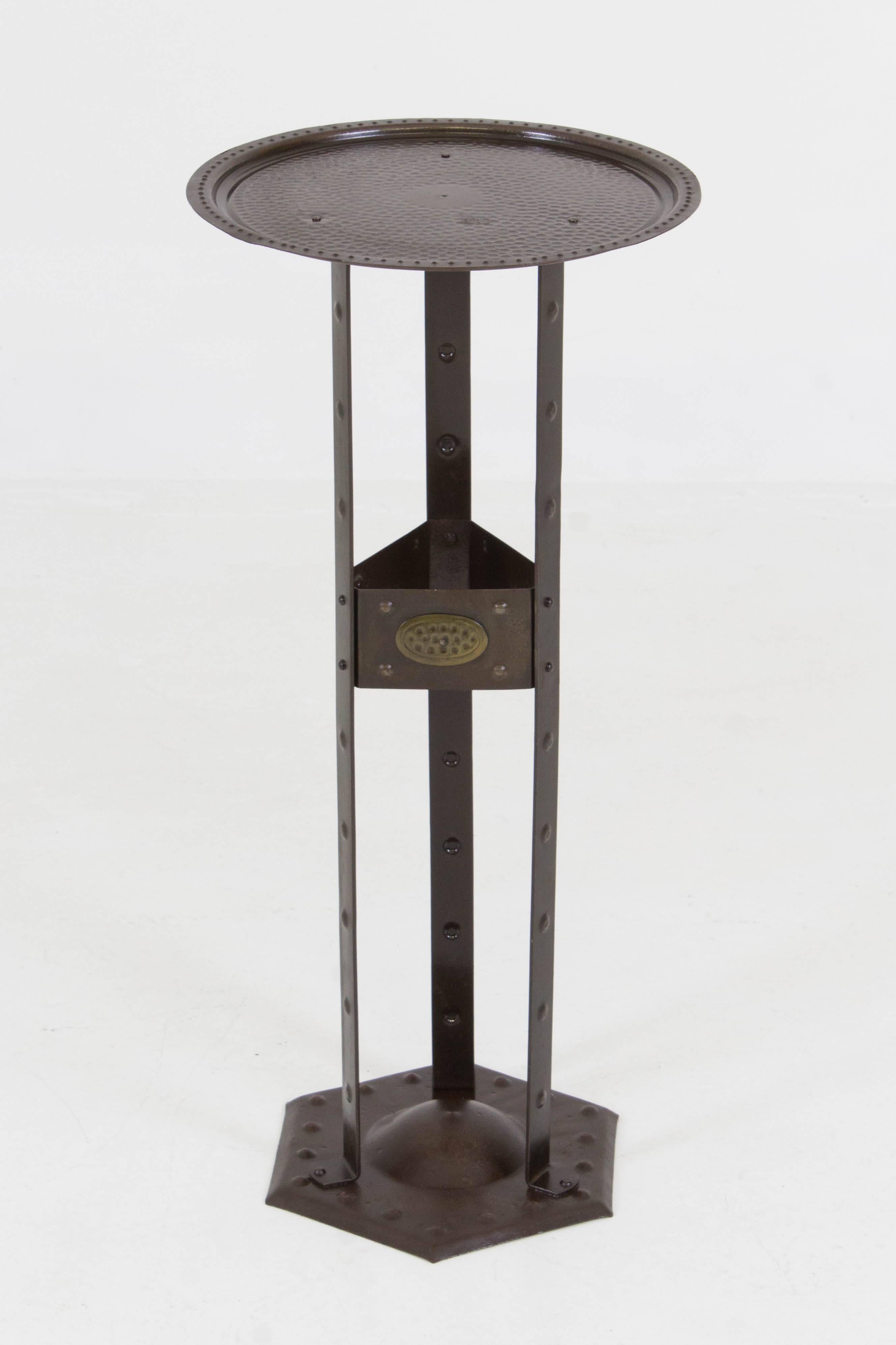 Vienna Secession Hugo bergere Goberg pedestal table, 1900s.
Patinated iron and impressed Goberg mark.
In good original condition with minor wear consistent with age and use,
preserving a beautiful patina.
