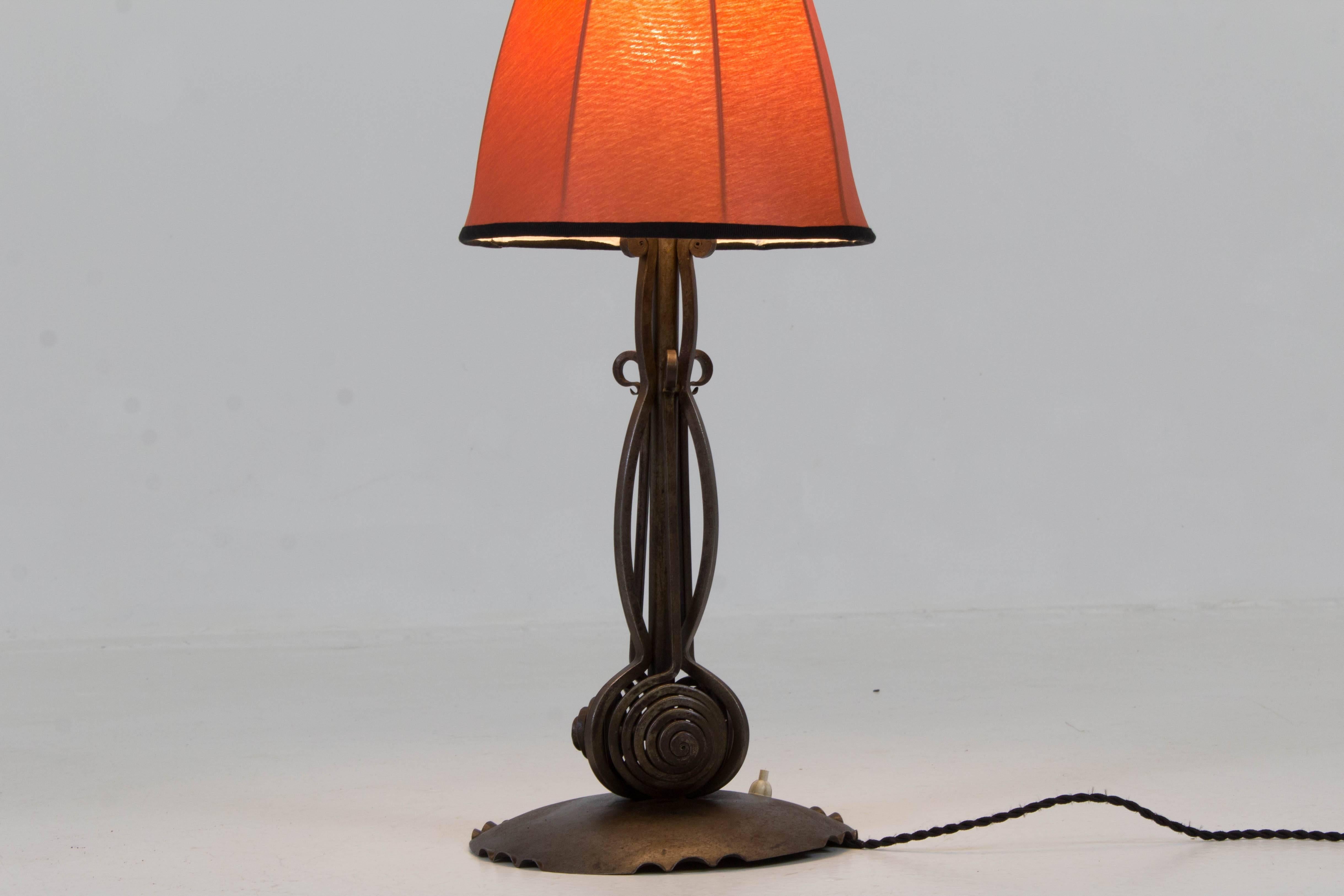 Rare Art Deco Amsterdam School table lamp by Winkelman & Van der Bijl Amsterdam 1920s.
Original wrought iron frame with new made silk shade.
In good original condition with minor wear consistent with age and use,
preserving a beautiful patina.