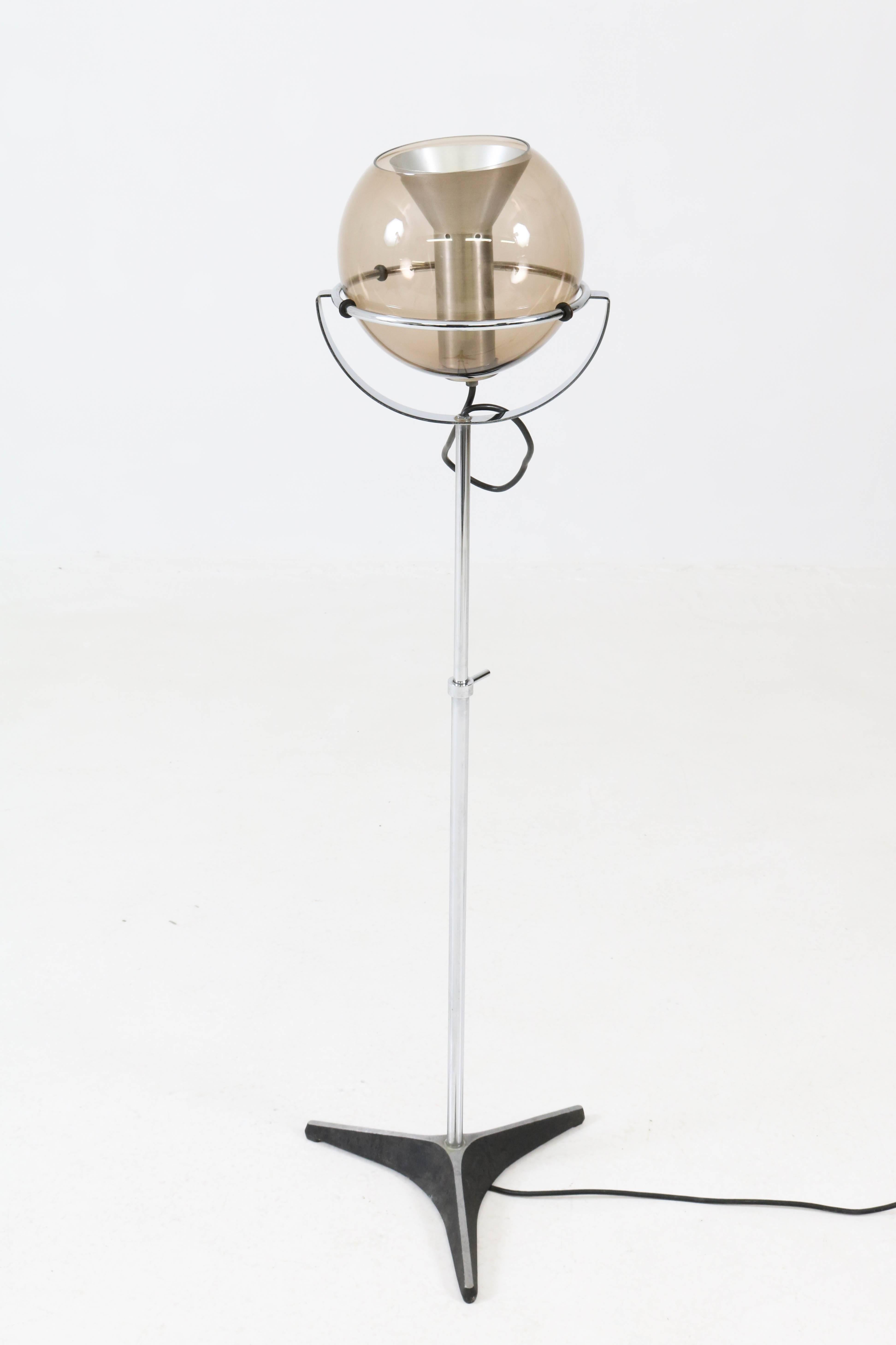 Mid-Century Modern Globe 2000 floor lamp by Frank Ligtelijn for RAAK Amsterdam, 1960s.
Adjustable in height.
The lamp globe can be placed pointing in any direction.
In good original condition with minor wear consistent with age and use.