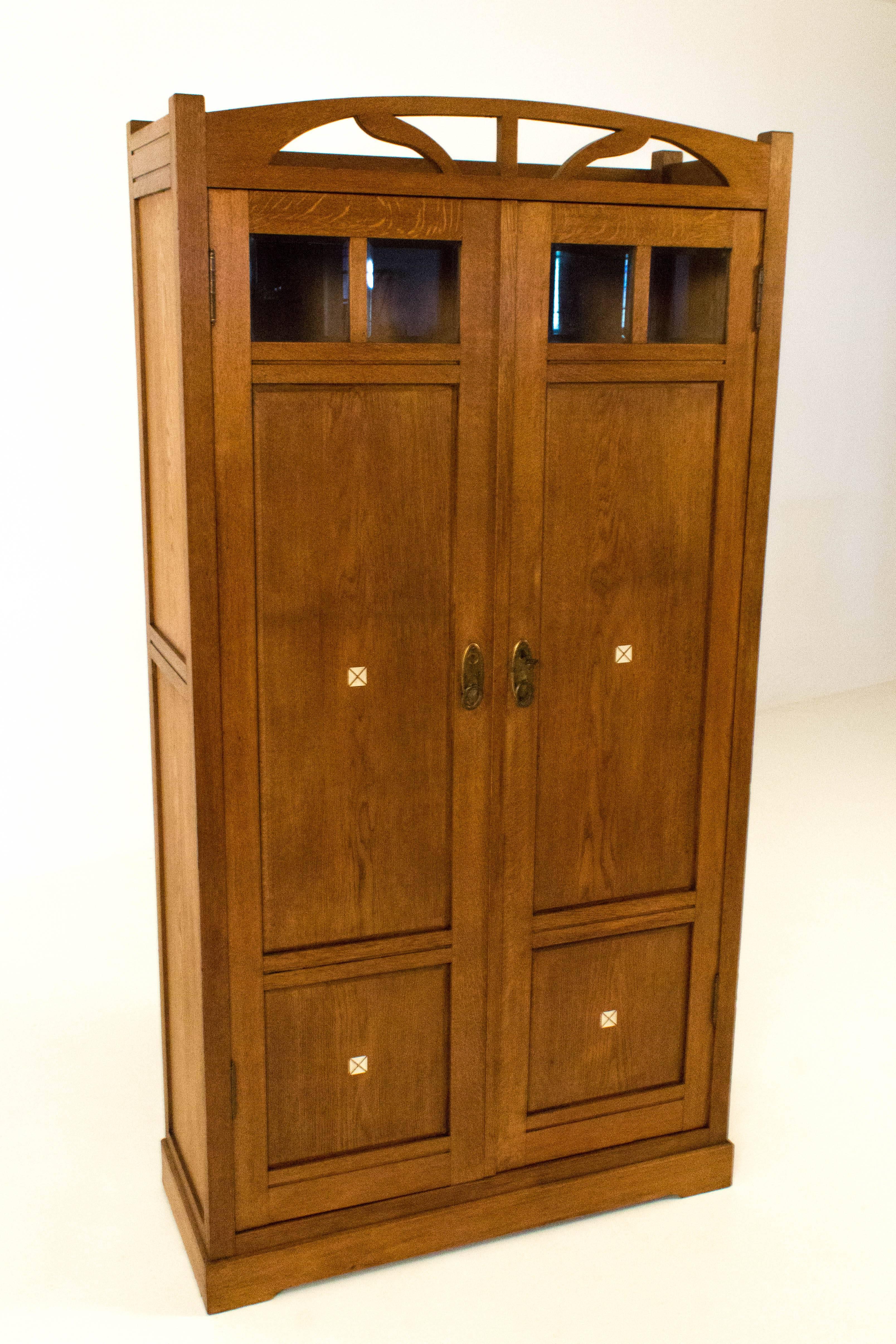 Dutch Art Nouveau solid oak armoire with inlay, 1900s.
Four original solid oak adjustable shelves.
This armoir comes in one piece, no breakdown!
In very good original condition with minor wear consistent with age,
preserving a beautiful patina.