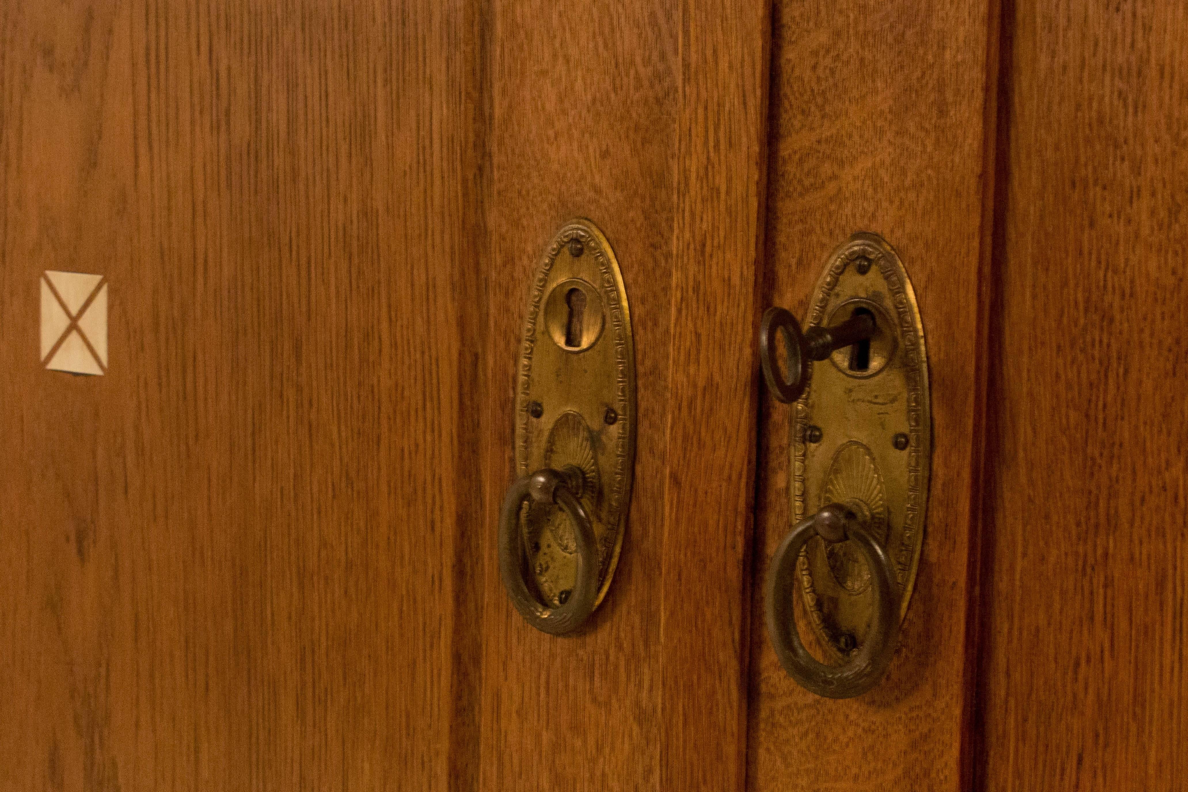 Early 20th Century Dutch Oak Art Nouveau Armoire with Inlay, 1900s