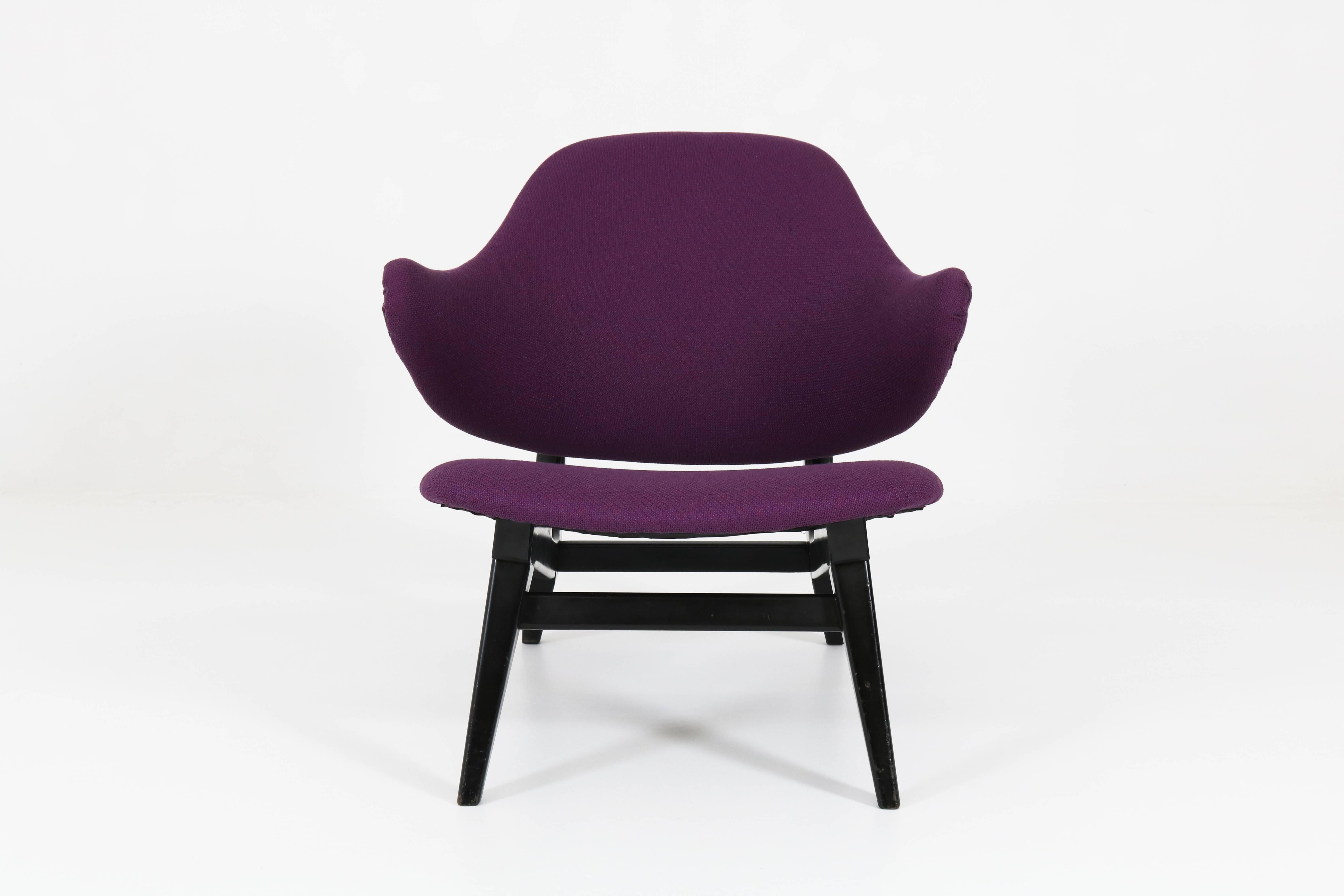 Mid-Century Modern lounge chair by Louis van Teeffelen for WeBe, 1960s.
Striking Dutch design from the sixties.
Original black lacquered wooden frame and re-upholstered with exclusive purple fabric.
In very good original condition with minor wear