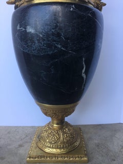 Grande urne à poignée serpent en marbre et bronze doré de style Louis XV:: France