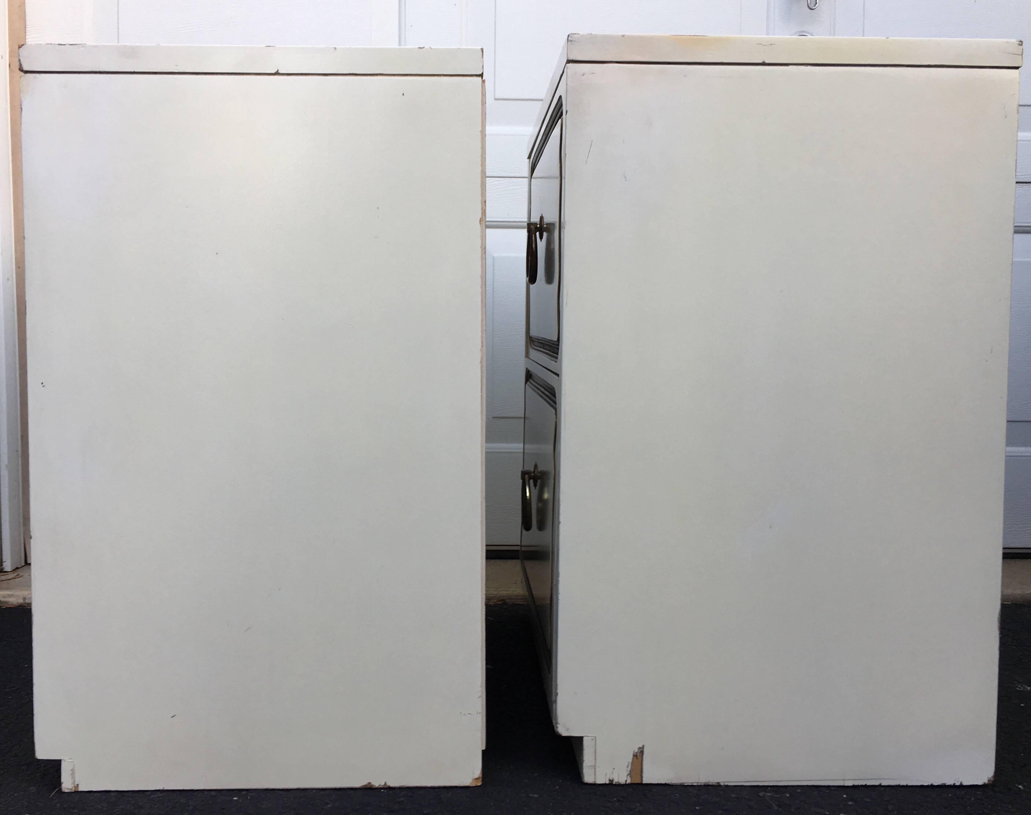 Dorothy Draper Espana Style Hollywood Regency Nightstands, Pair In Fair Condition In Lambertville, NJ