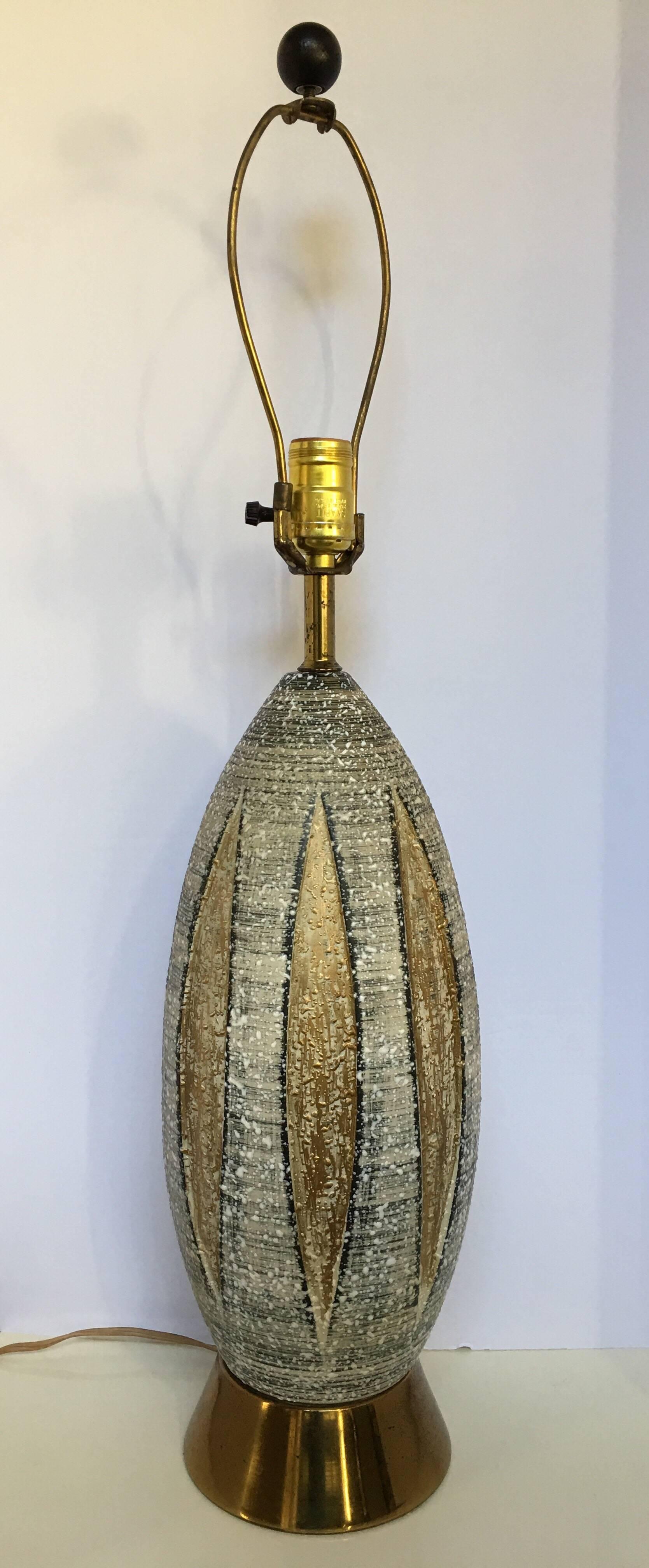 Moderne Tischlampe aus Keramik und Messing im Bitossi-Stil aus der Mitte des Jahrhunderts, Italien (Moderne der Mitte des Jahrhunderts) im Angebot