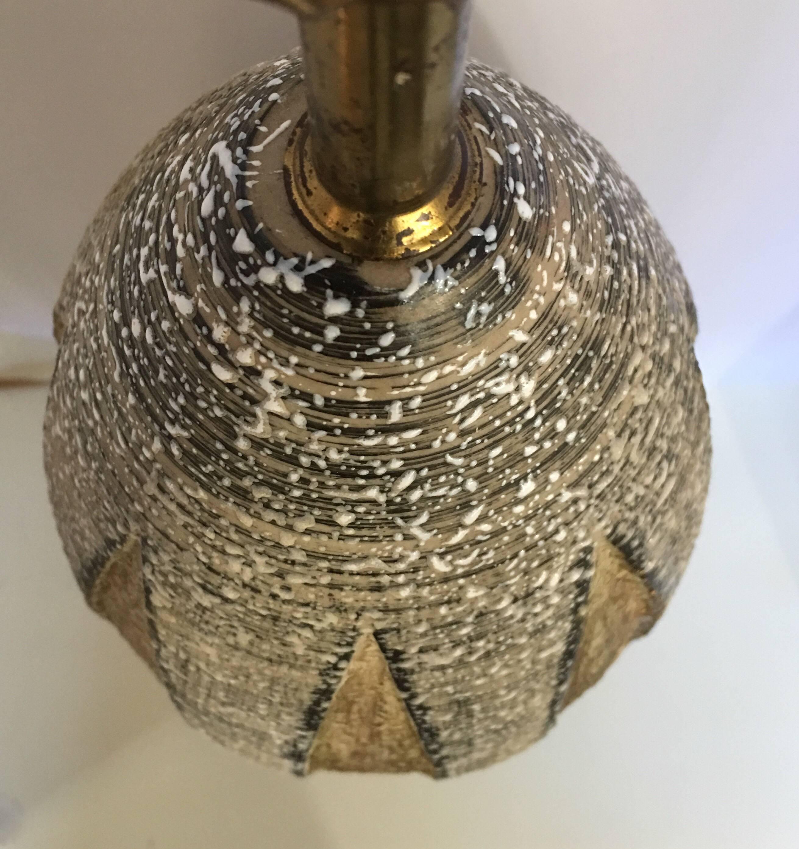 Mid-Century Modern Bitossi Style Ceramic and Brass Table Lamp, Italy In Good Condition For Sale In Lambertville, NJ