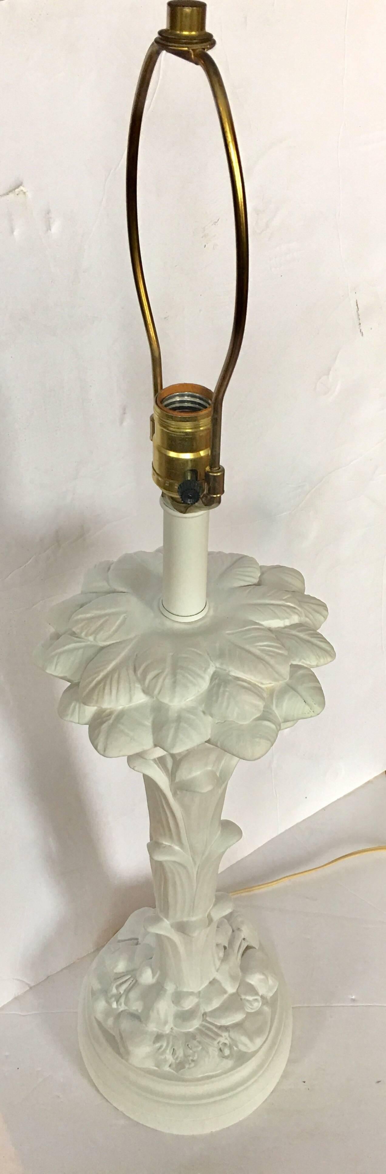 Midcentury Hollywood Regency style plaster palm tree form table lamp in the style of Serge Roche. Painted white matte finish. Original wiring in working condition. Lamp shade not included.

Measures: 24.5 inches high to socket.
31 inches high to