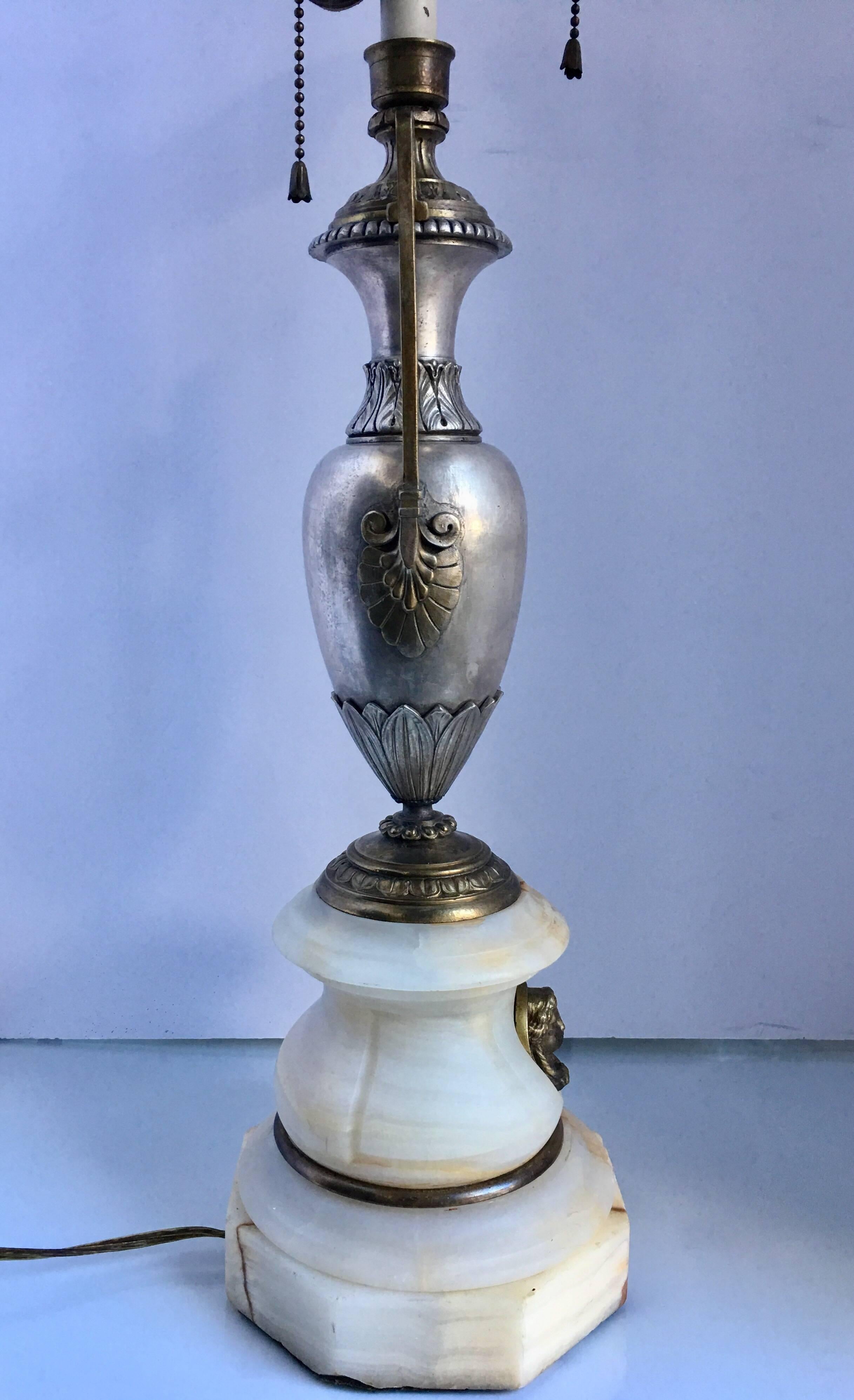 Französische Urnen-Tischlampe aus Marmor und Metall mit figürlicher Büste (Neoklassisch) im Angebot