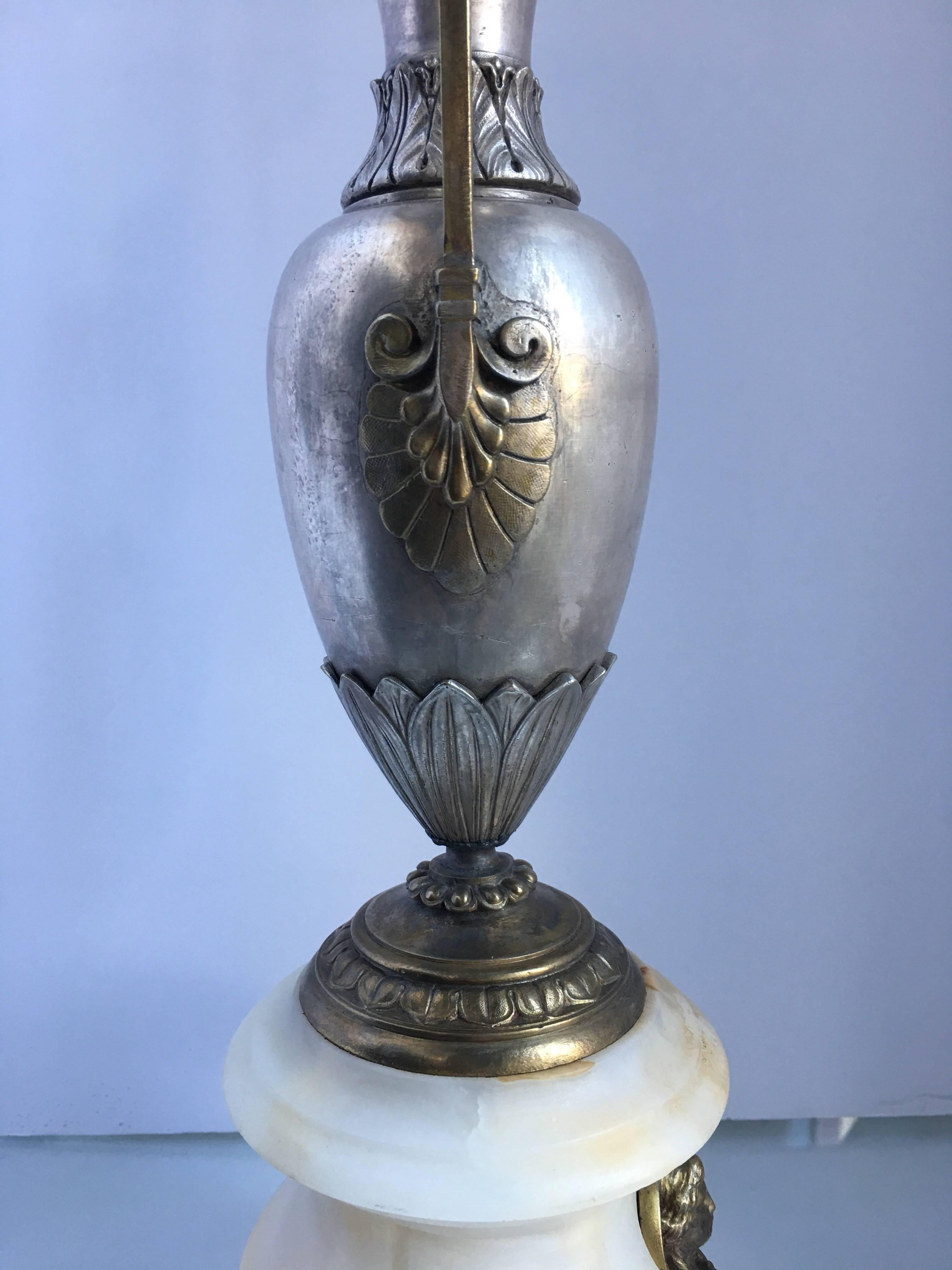 Französische Urnen-Tischlampe aus Marmor und Metall mit figürlicher Büste im Zustand „Gut“ im Angebot in Lambertville, NJ