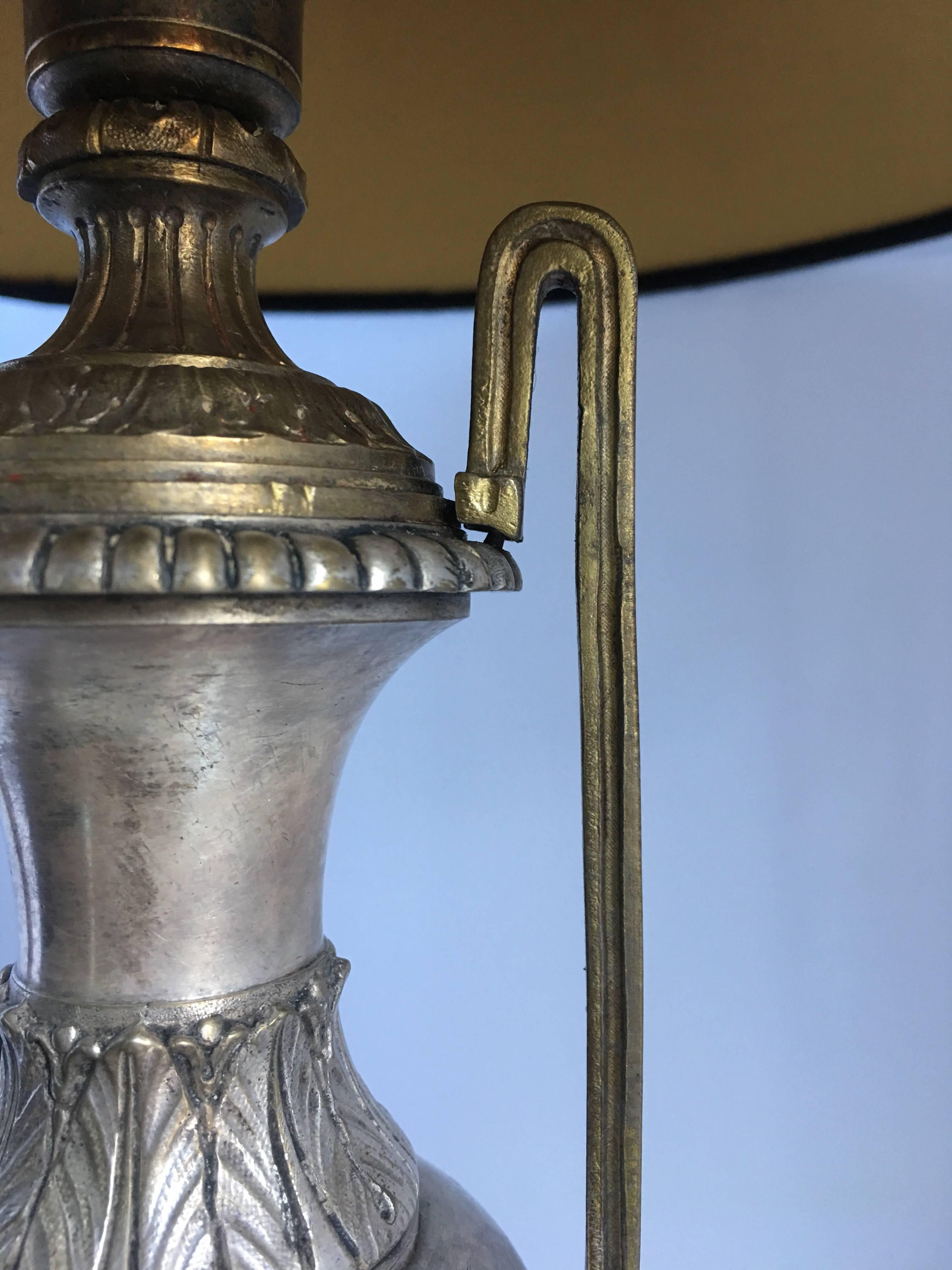 Lámpara de Sobremesa Urna Francesa de Mármol y Metal con Busto Figurado principios del siglo XX en venta