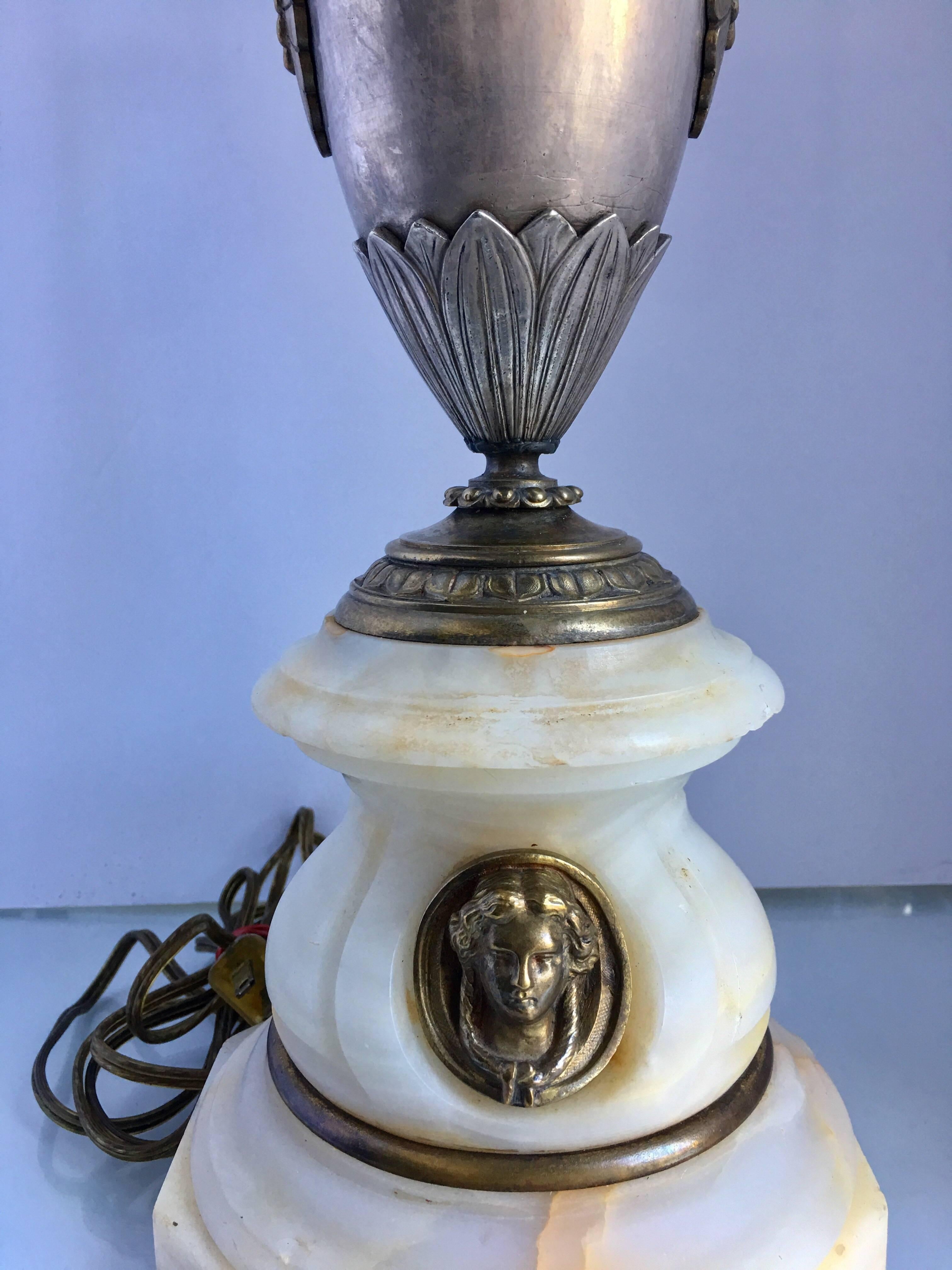 Französische Urnen-Tischlampe aus Marmor und Metall mit figürlicher Büste im Angebot 1