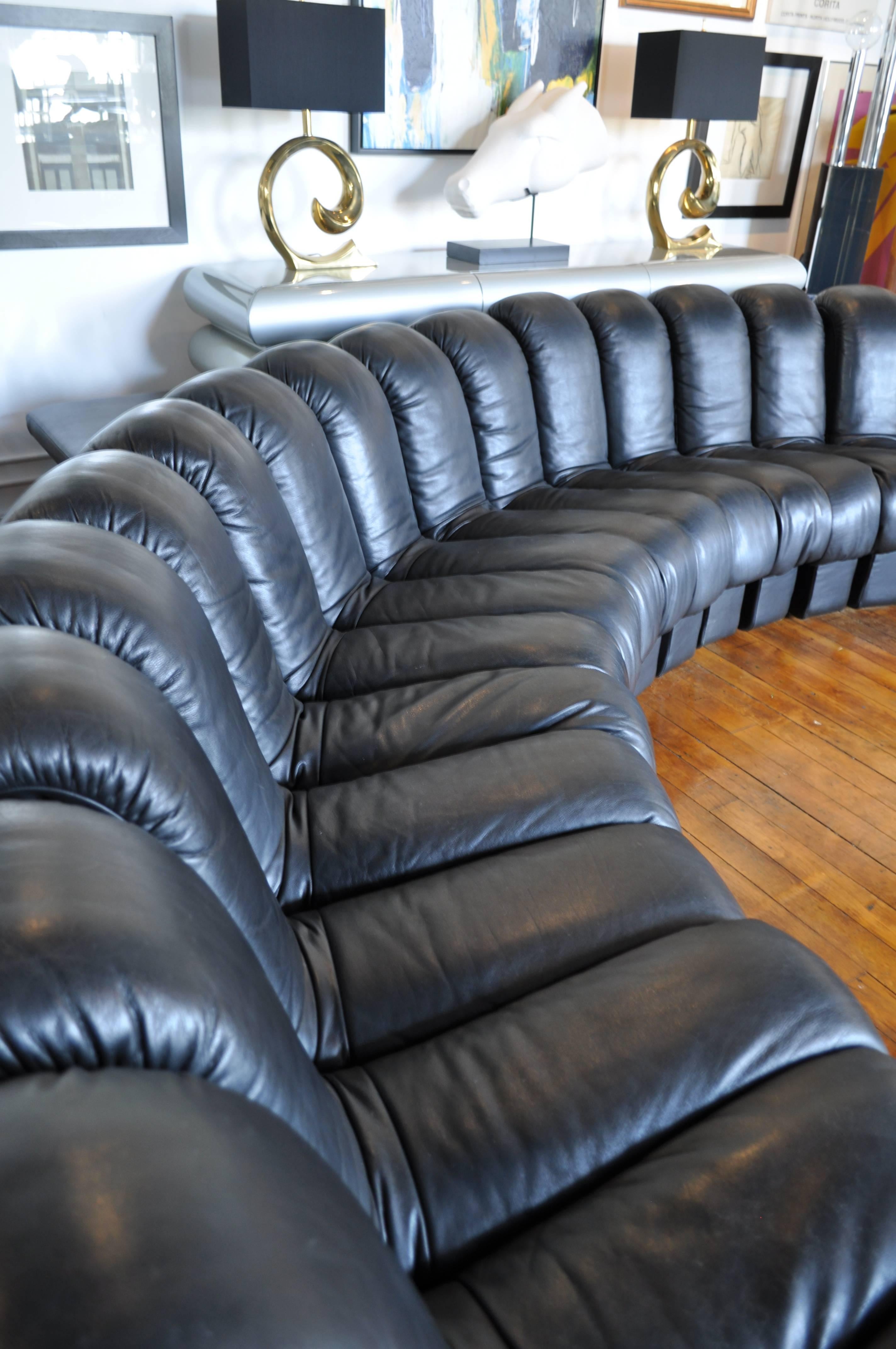 Stunning 20-piece 'Non-Stop' modular sofa designed by Ueli Bergere, Elenora Peduzzi-Riva and Heinz Ulrich. Manufactured by De Sede, Switzerland.

Each section and all sides are fully upholstered in original black leather. Sections connect with a