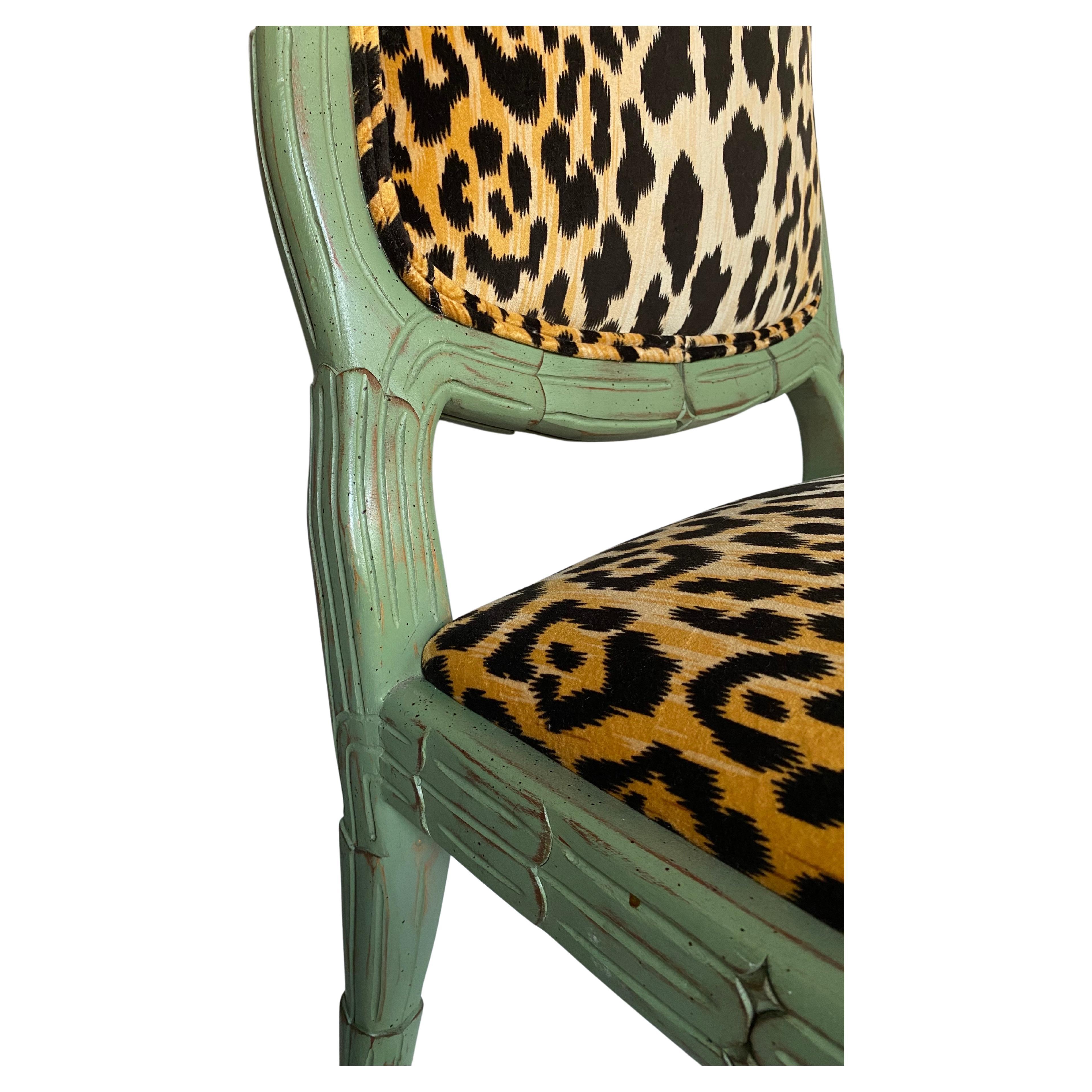 Chaise d'appoint de salle à manger Hollywood Regency de style Serge Roche, sculptée avec imprimé animal de palmier en vente 2