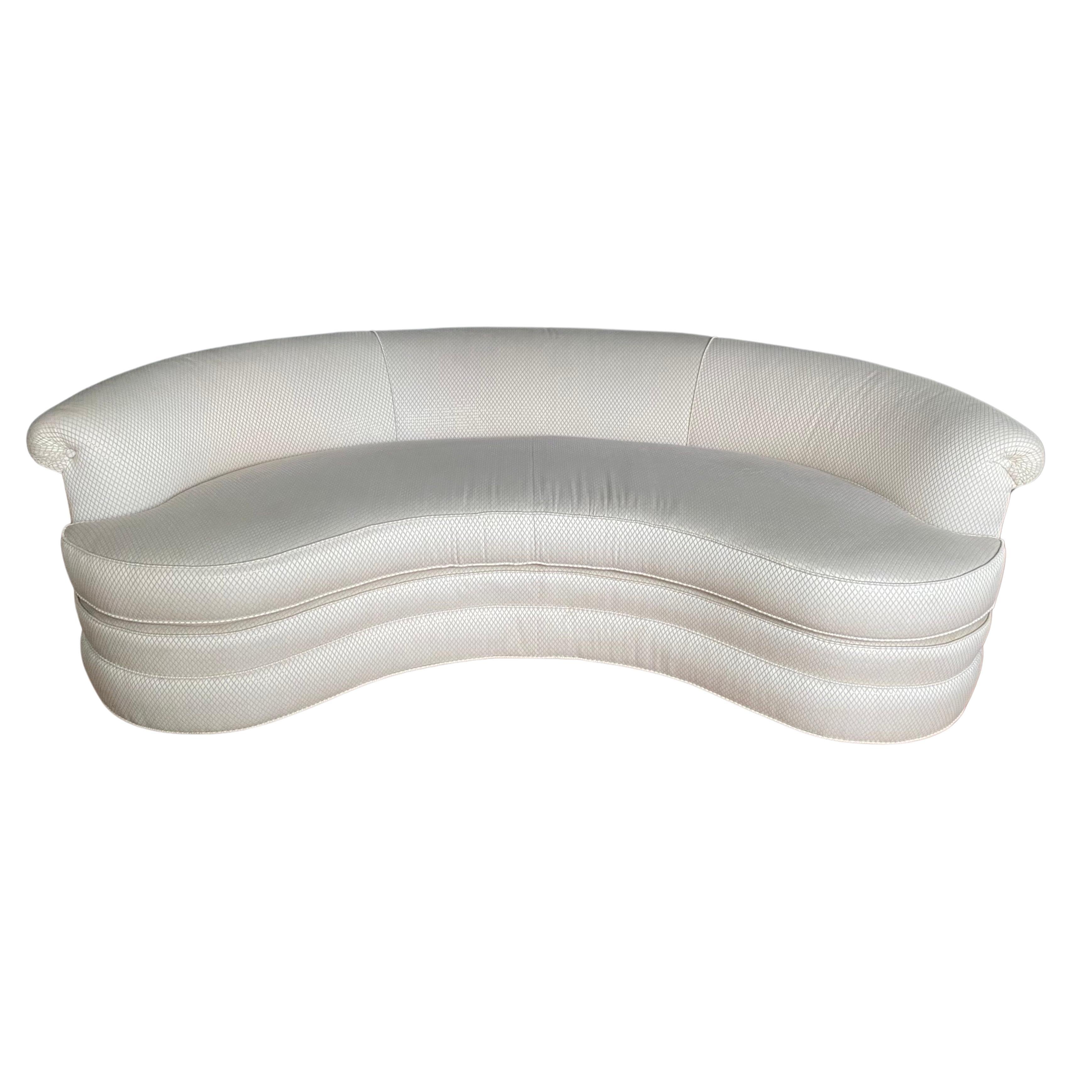 Favoloso divano biomorfico a forma di rene in stile Mid-Century Modern. Questo lungo divano cloud su misura è caratterizzato da un cuscino di seduta singolo allungato e rimovibile con uno schienale curvo e stretto. L'originale tappezzeria neutra in