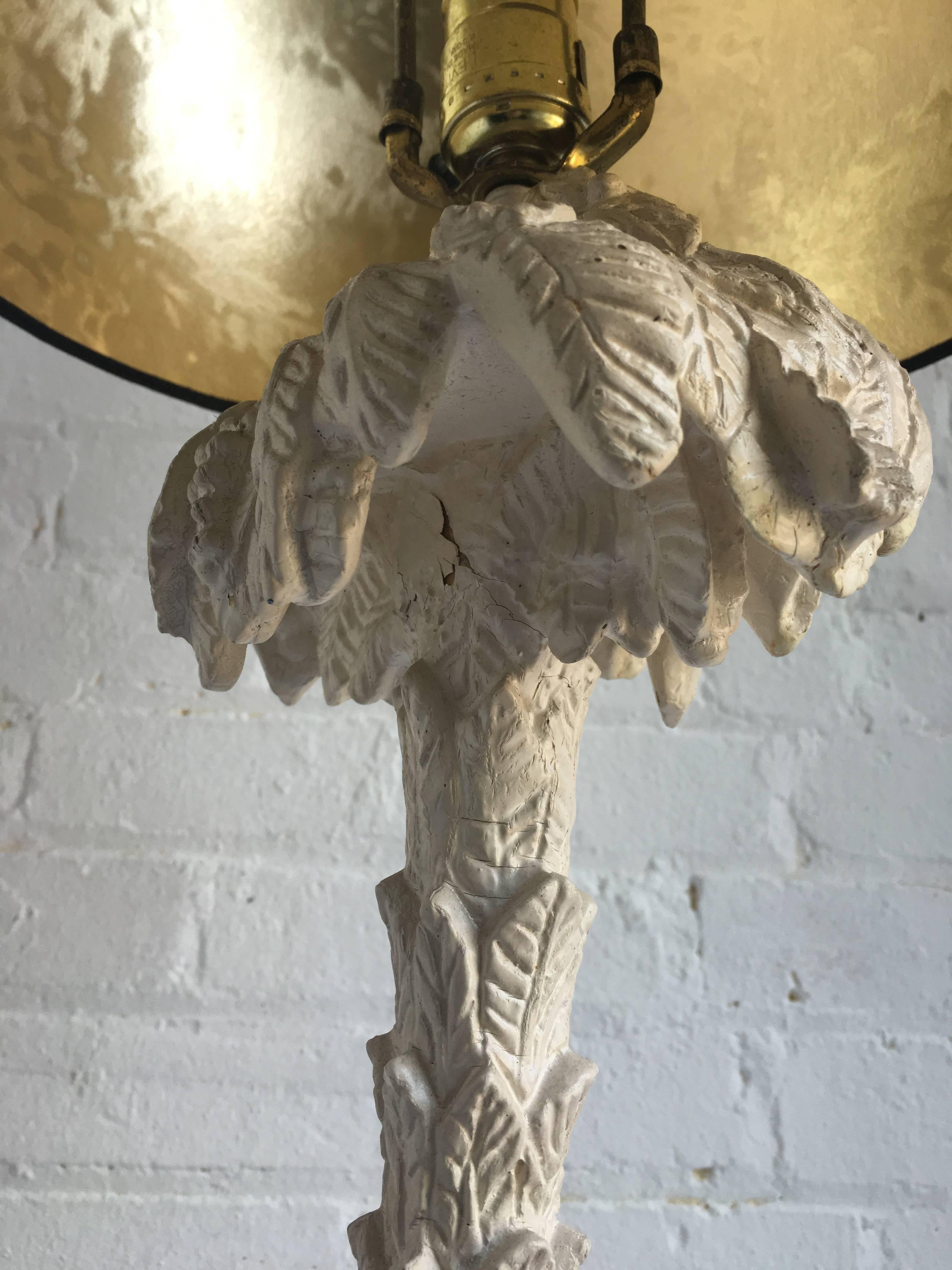 Metà XX secolo Lampada con palma in gesso in stile Hollywood Regency di Serge Roche di Chapman in vendita