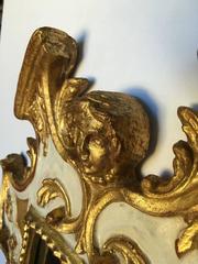 Specchio figurato italiano in legno dorato e gesso