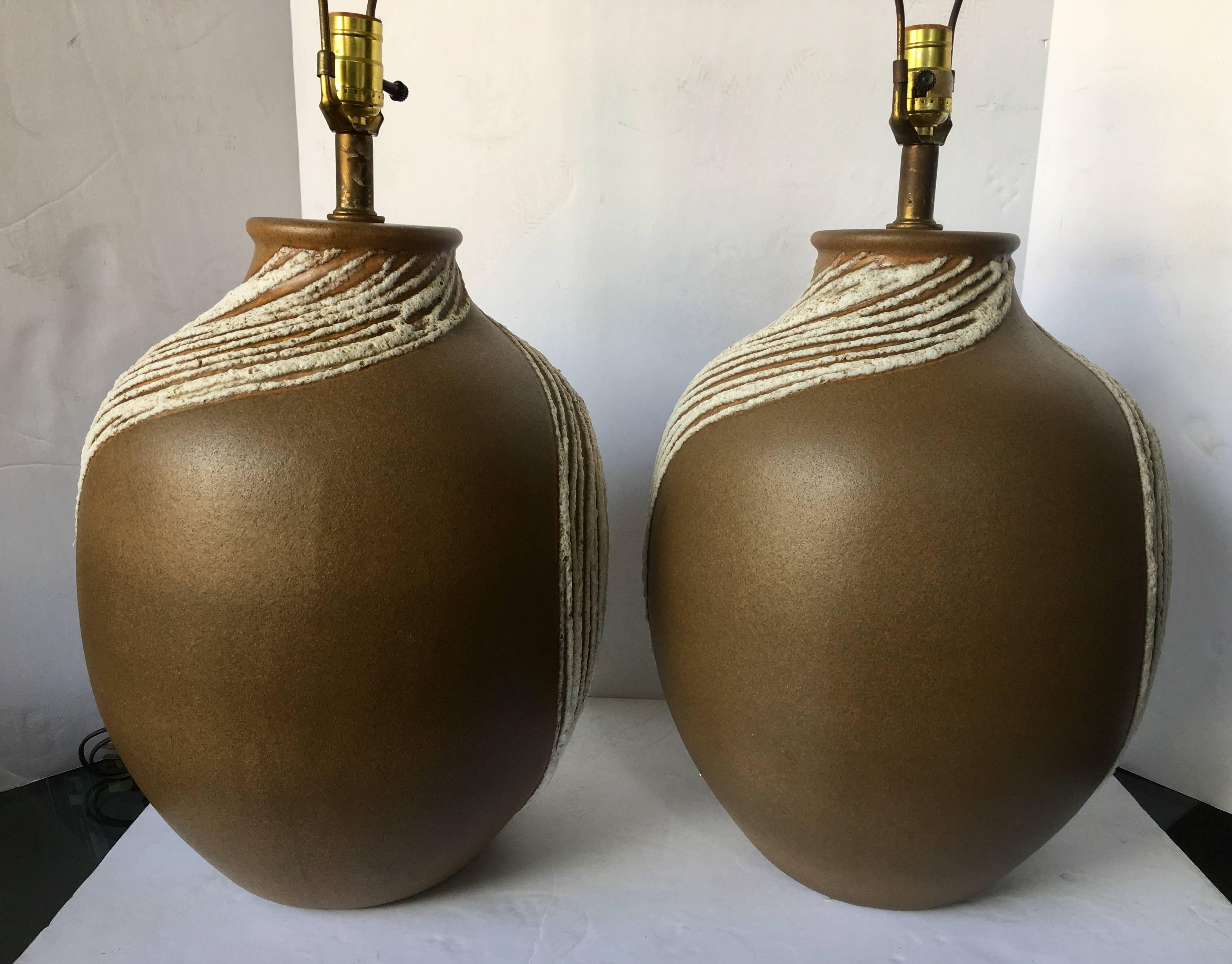 Mid-Century Modern Paire de lampes de bureau abstraites en céramique émaillée lave, mi-siècle moderne  en vente