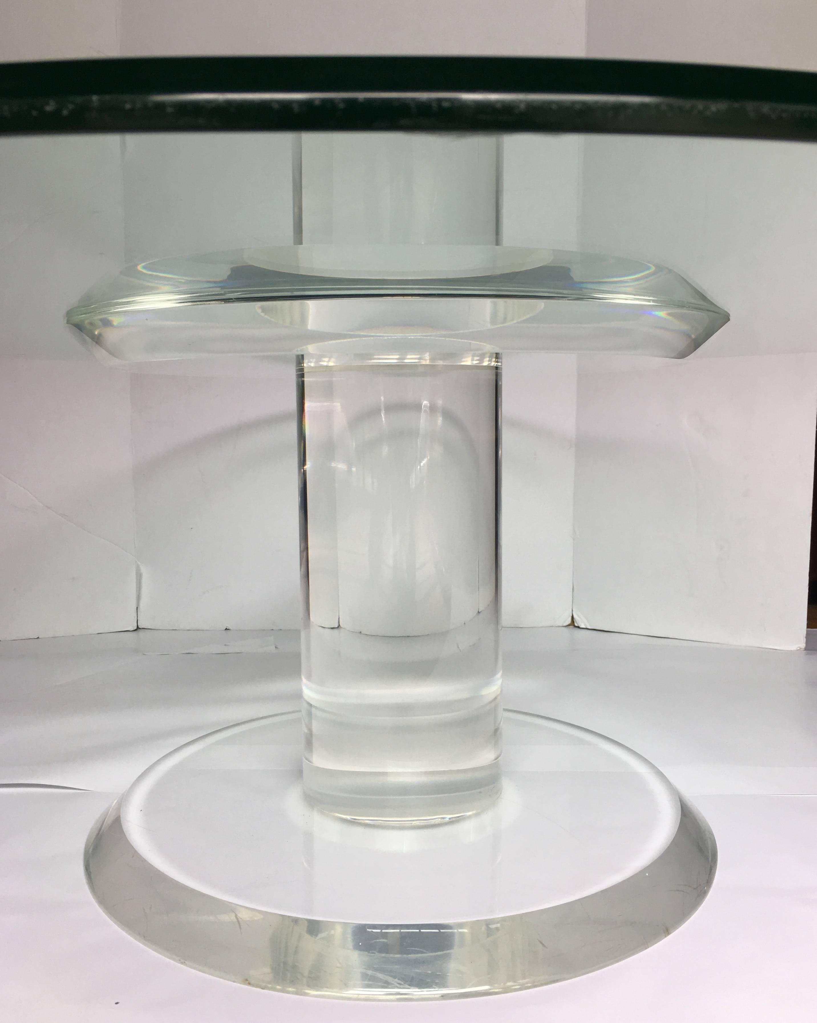 Mid-Century Modern Table à cocktail à piédestal en lucite et verre moderne du milieu du siècle dernier en vente