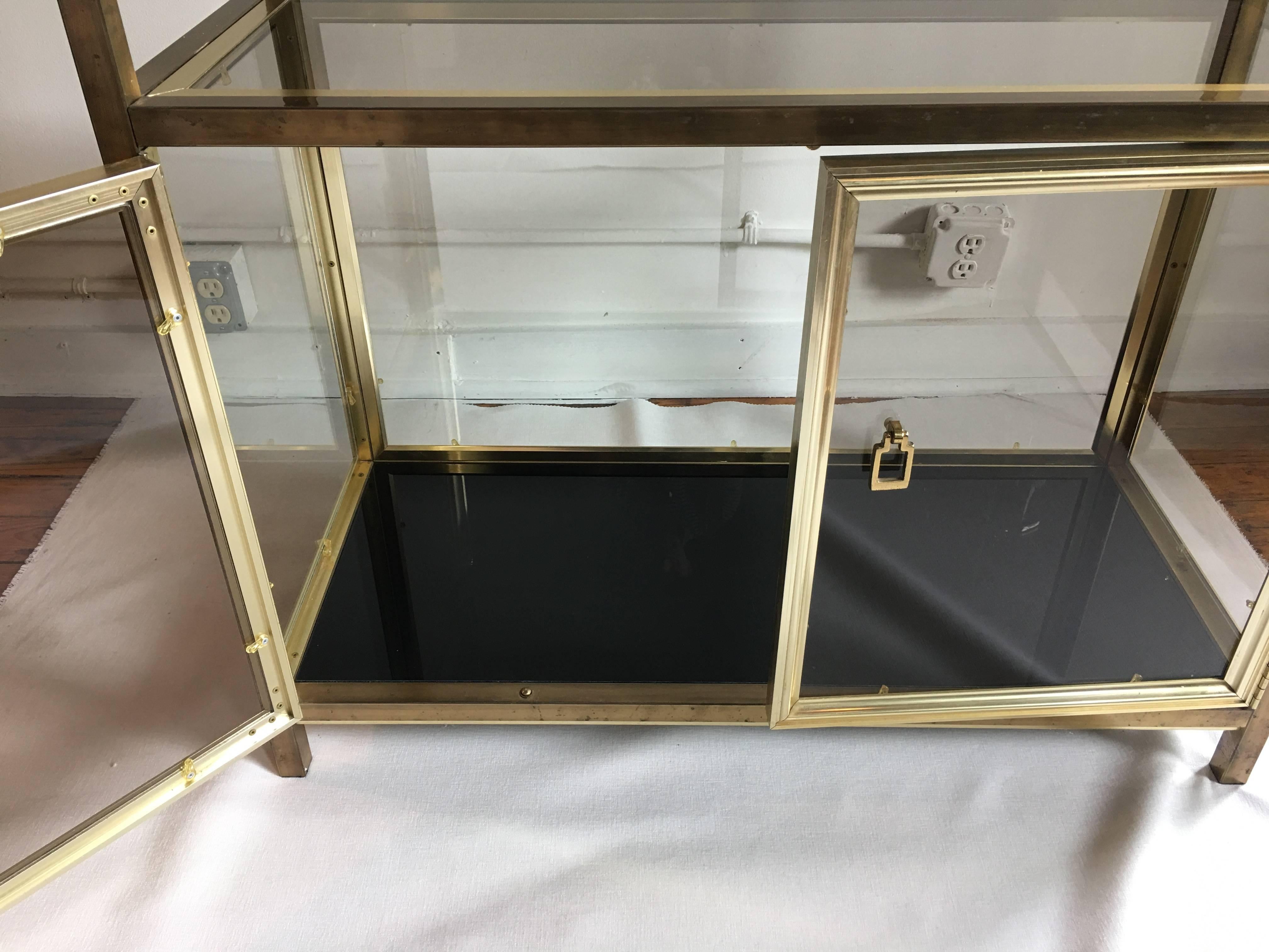 Brass Greek Key Lighted Etagere Cabinet In Good Condition In Lambertville, NJ