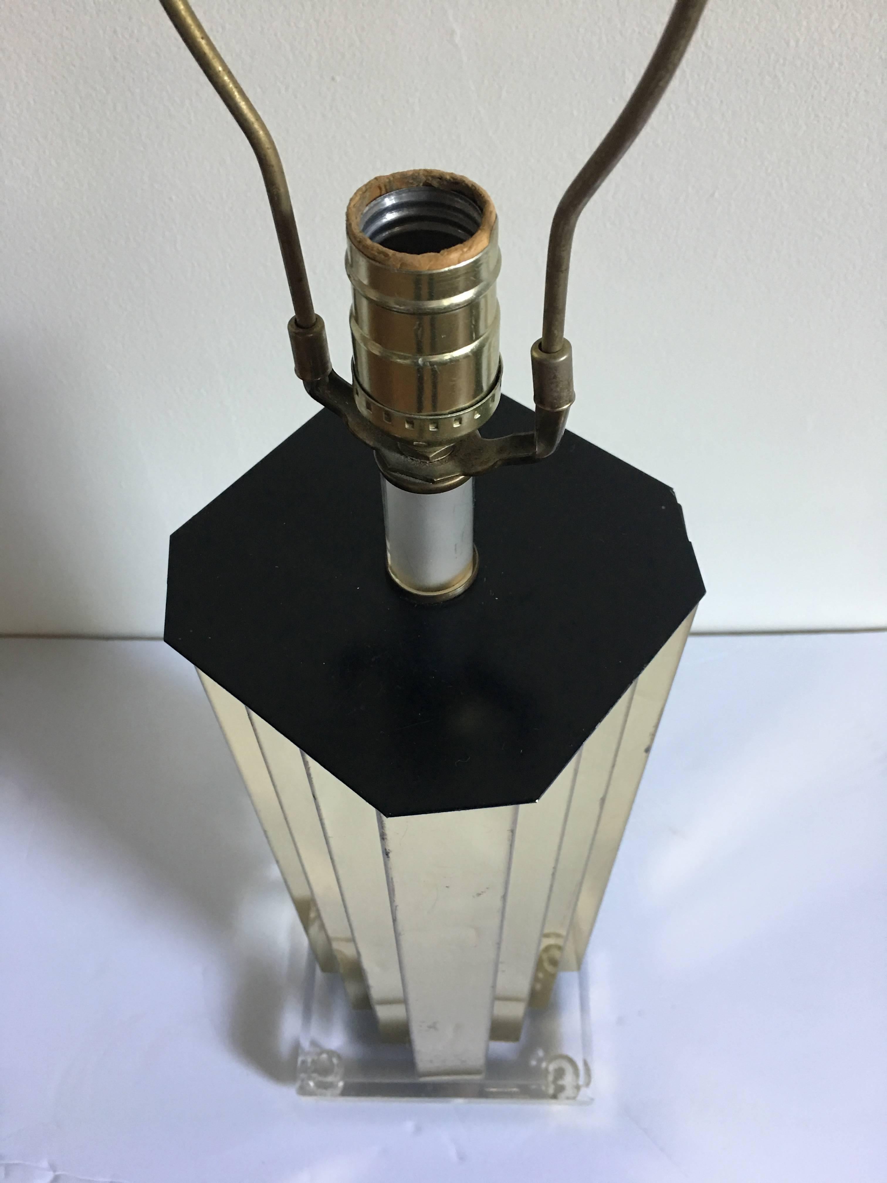 Late 20th Century Skyscraper Brass and Lucite Table Lamp For Sale