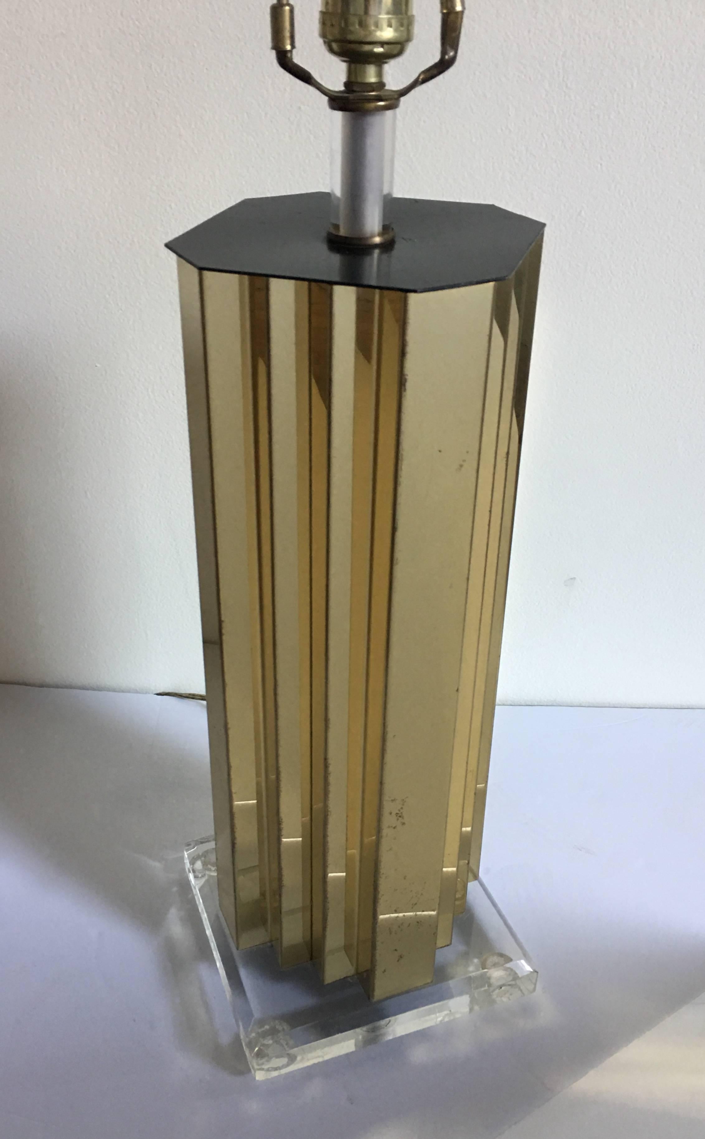 Skyscraper Brass and Lucite Table Lamp In Good Condition For Sale In Lambertville, NJ
