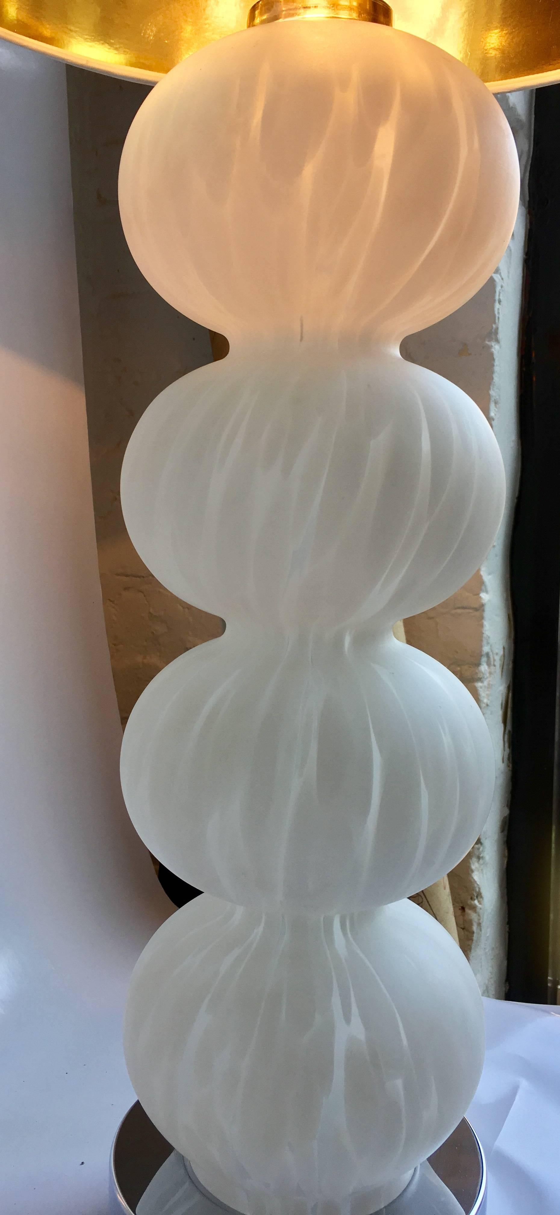 Mid-Century Modern white mottled frosted Murano style glass table lamp. This Vistosi style lamp features four sculptural curved spheres mounted on a chrome base. lampshade not included. Original wiring in working condition. 

Height to harp: 30
