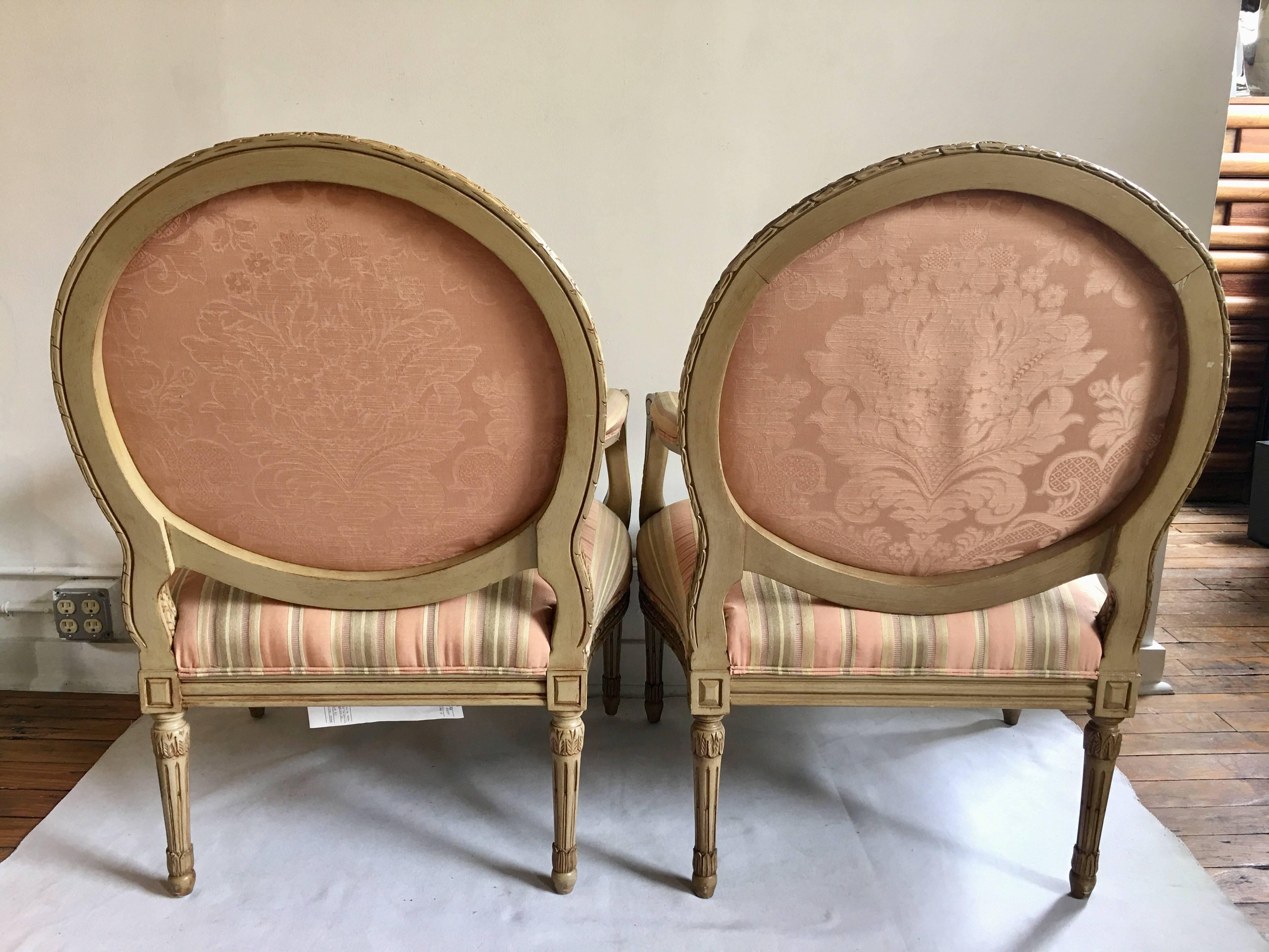 French Louis XVI Style Carved Fauteuil Bergère Armchairs by Henredon, Pair In Good Condition In Lambertville, NJ
