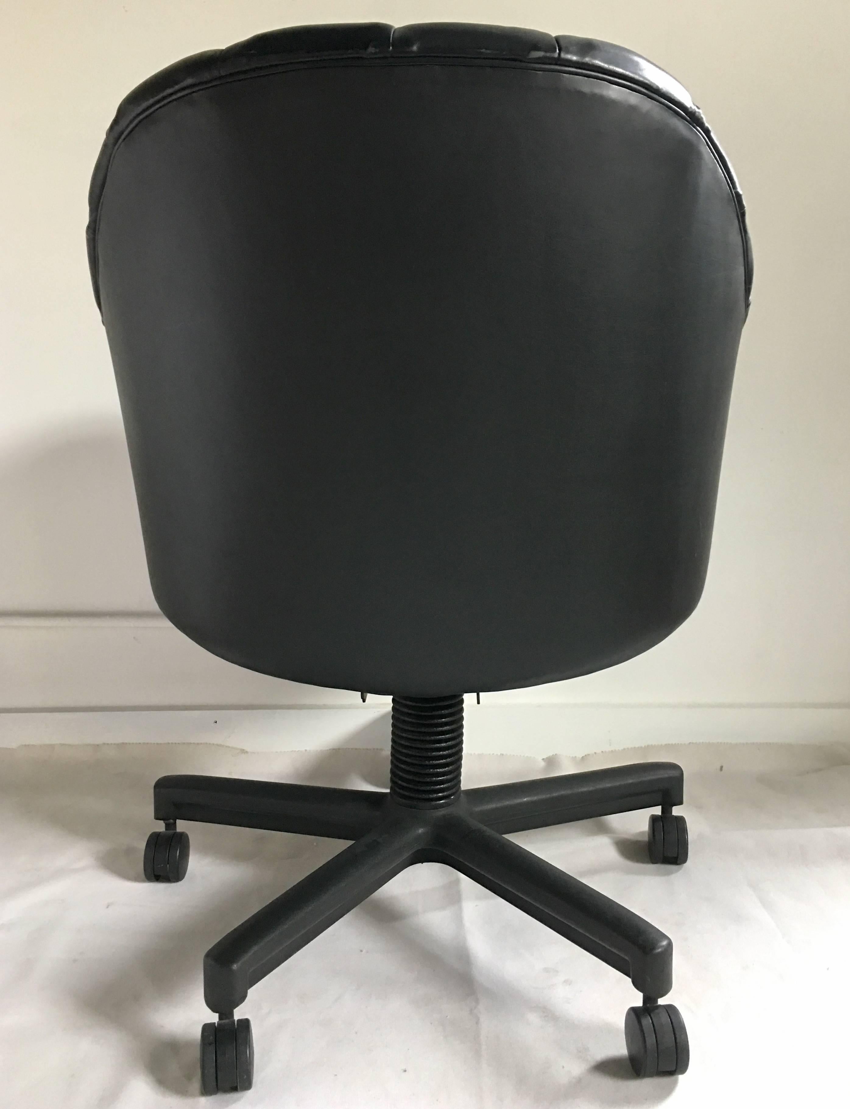 Chaise de bureau à roulettes en cuir noir de style Hollywood Regency par Jack Cartwright. Ce design moderne et sculptural se caractérise par un dossier en éventail incurvé et cannelé et par cinq pieds à roulettes. L'inclinaison du fauteuil peut être