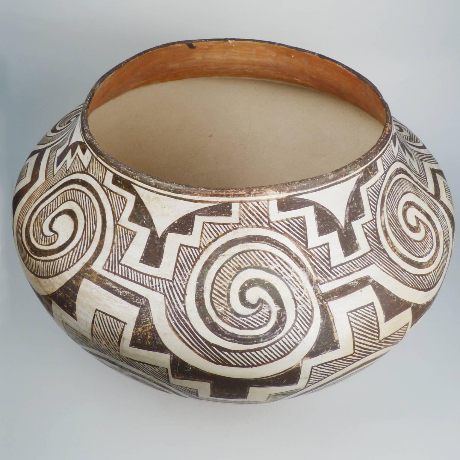 Native American Acoma Pueblo Black and White Pot, circa 1920