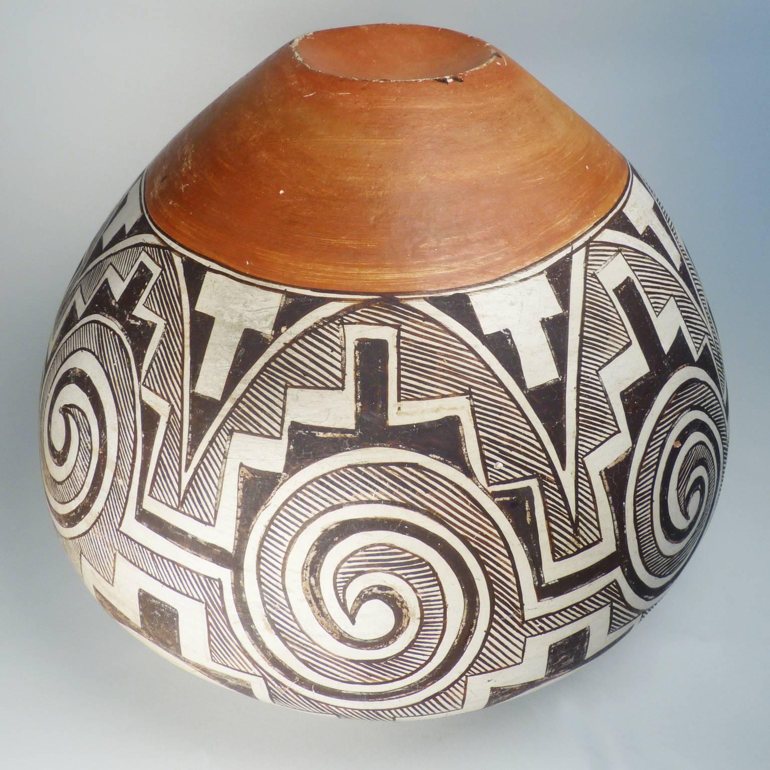 Acoma Pueblo Black and White Pot, circa 1920 In Excellent Condition In Santa Fe, NM