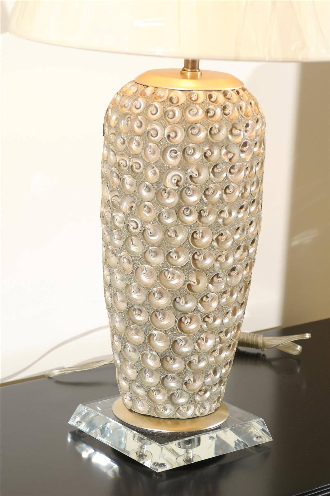 Fine XX secolo Coppia di lampade moderne a conchiglia di grandi dimensioni con accenti in lucite e foglie d'argento in vendita