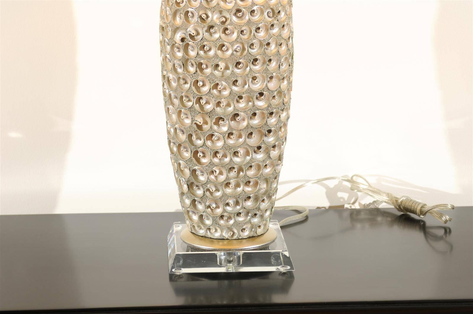 Calcestruzzo Coppia di lampade moderne a conchiglia di grandi dimensioni con accenti in lucite e foglie d'argento in vendita