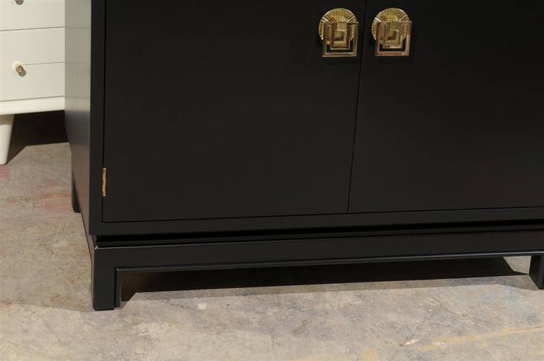 Mid-20th Century Elegant Mahogany Cabinet by Renzo Rutili in Black Lacquer For Sale