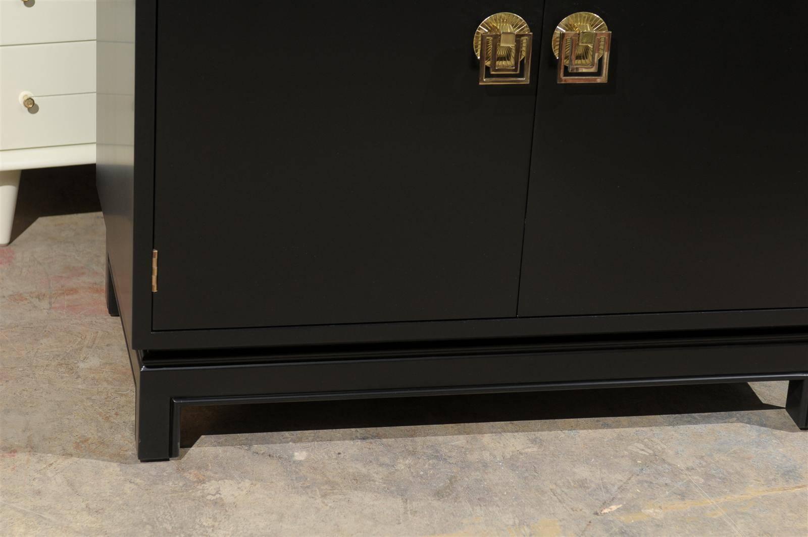 Milieu du XXe siècle Élégante armoire en acajou de Renzo Rutili en laque noire en vente