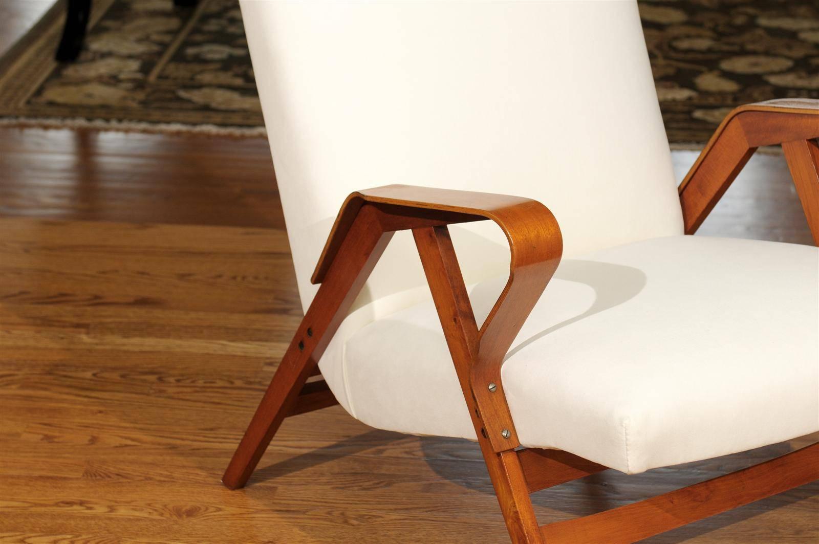 Gorgeous Pair of Restored Vintage Loungers in Maple and Mahogany In Excellent Condition In Atlanta, GA