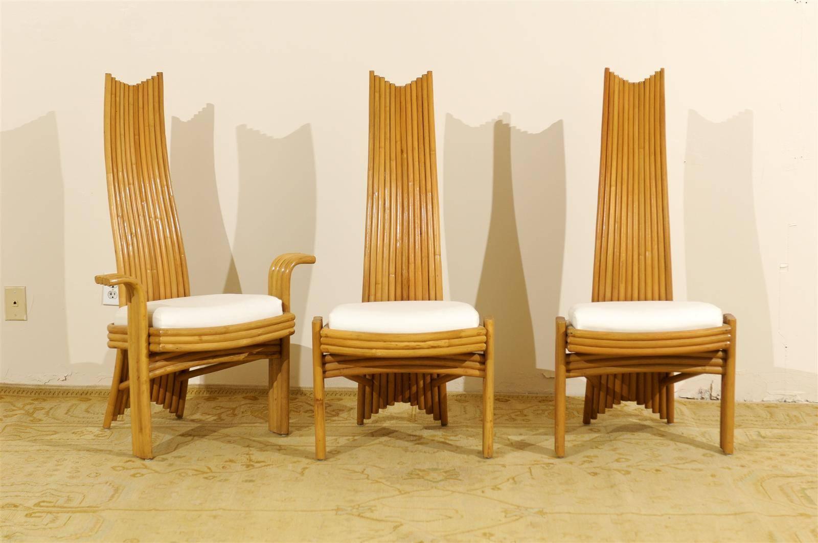 Ein fabelhaftes Set von sechs Rattan-Esszimmerstühlen mit hoher Rückenlehne. Eine moderne Interpretation des klassischen Mackintosh-Stils. Äußerst bequem und schön gemacht. Es gibt zwei Gastgeber- und vier Beistellstühle. Die Stücke sind zwar nicht