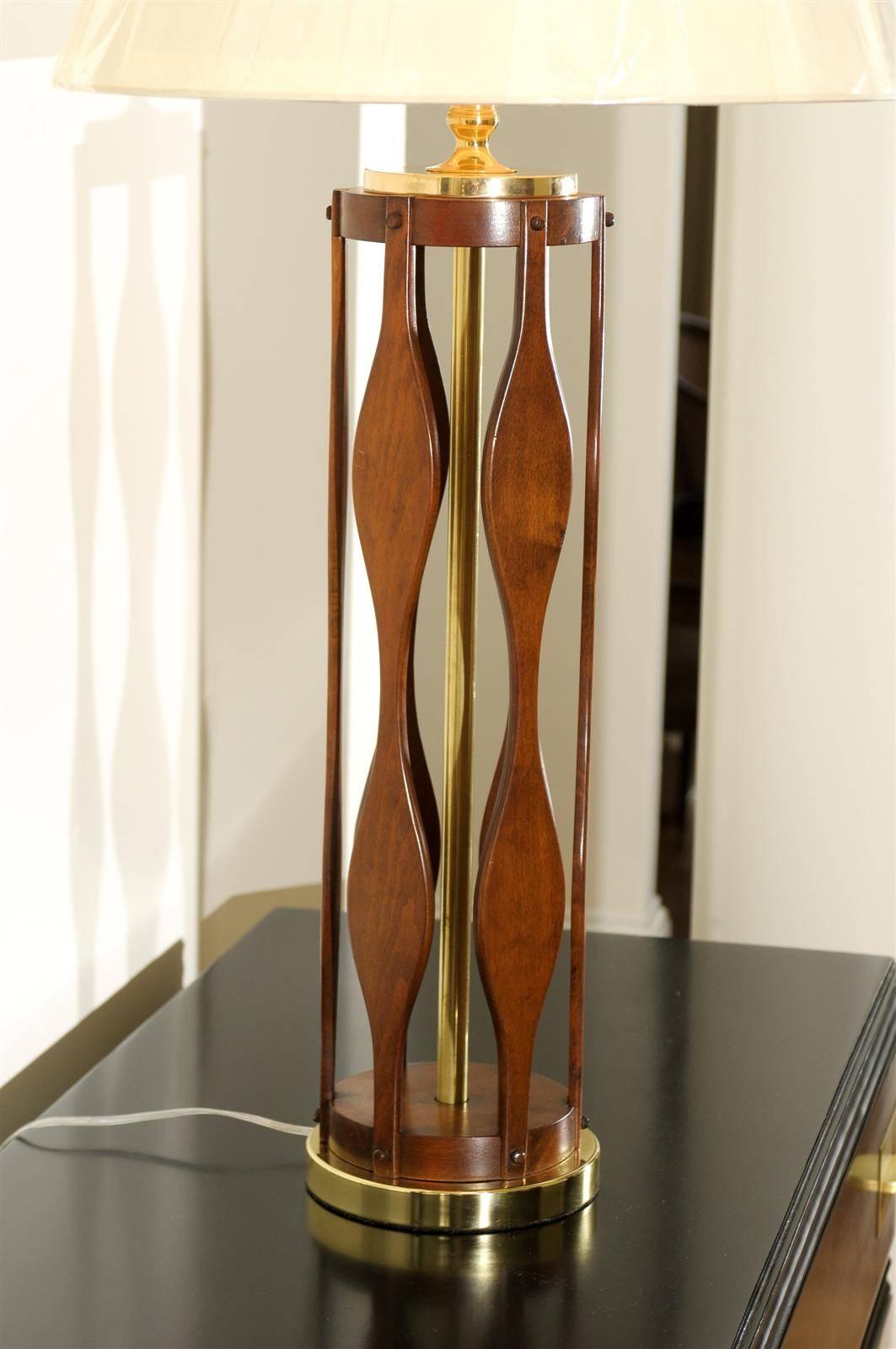 Restauriertes Paar moderner italienischer Lampen aus Nussbaum und Messing im Angebot 2