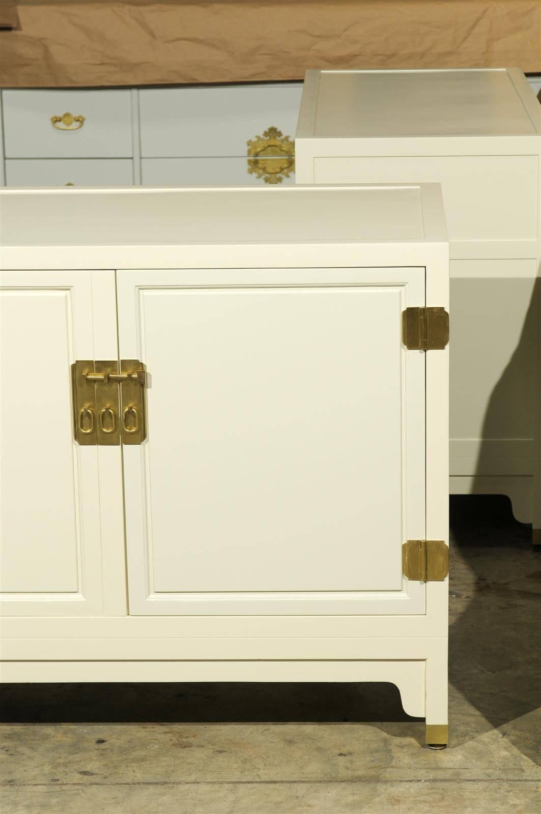 Elegant Pair of Vintage Baker Cabinets Restored in Cream Lacquer In Excellent Condition In Atlanta, GA