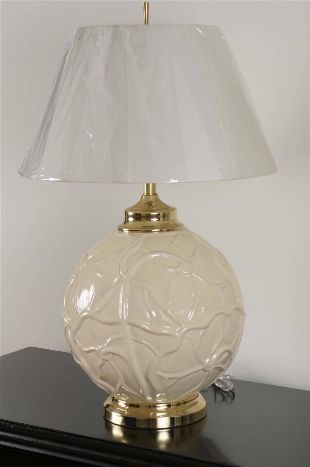 Outstanding Pair of Vintage Ceramic Lily Pad Lamps In Excellent Condition For Sale In Atlanta, GA