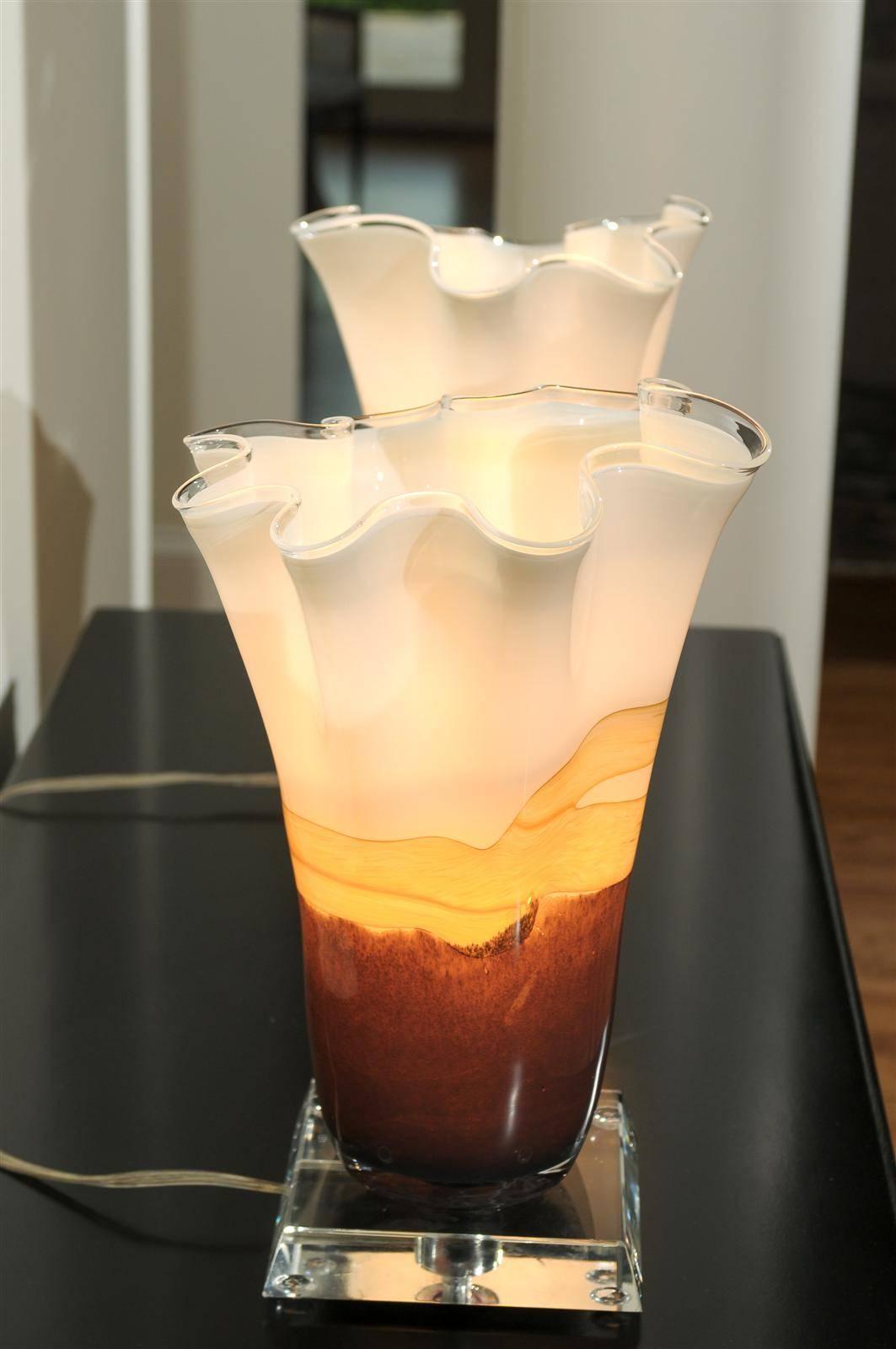 Incroyable paire de torchères de table en verre soufflé de couleur crème et caramel Excellent état - En vente à Atlanta, GA