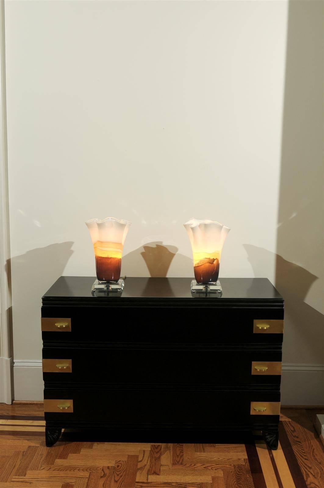 Mid-Century Modern Incroyable paire de torchères de table en verre soufflé de couleur crème et caramel en vente