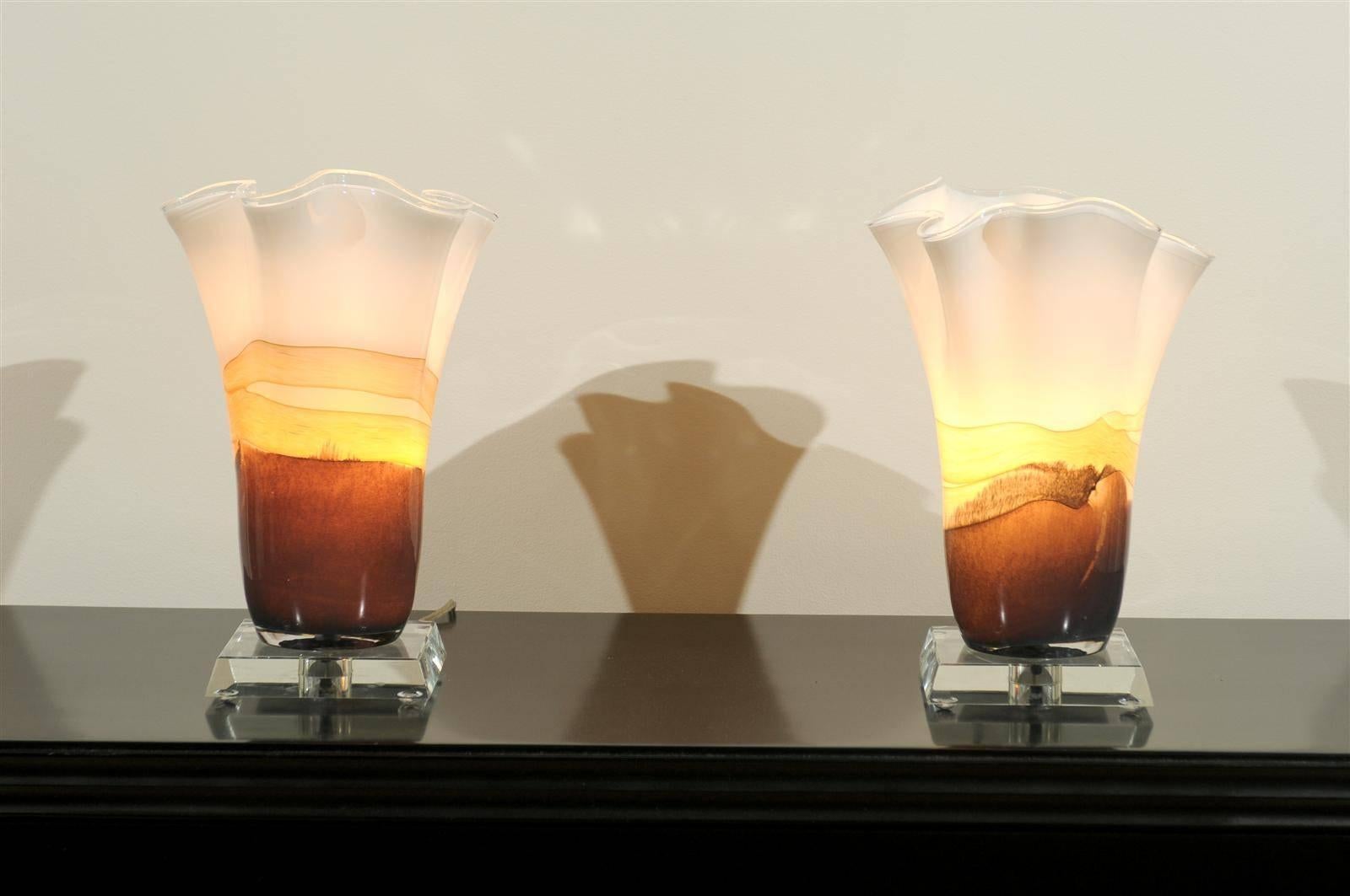 Une paire sensationnelle de récipients en verre soufflé servant de torchères de table. Belle forme organique exécutée en crème et en nuances de caramel. Ces exemples sont cohérents avec la production de verre d'art d'Europe de l'Est des années 1990.