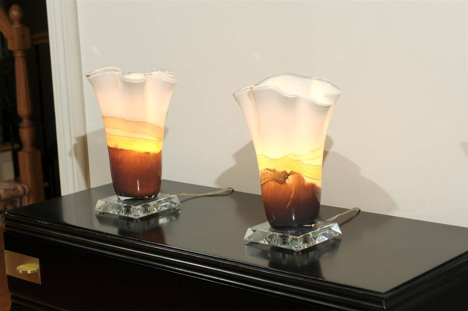 Verre brun Incroyable paire de torchères de table en verre soufflé de couleur crème et caramel en vente