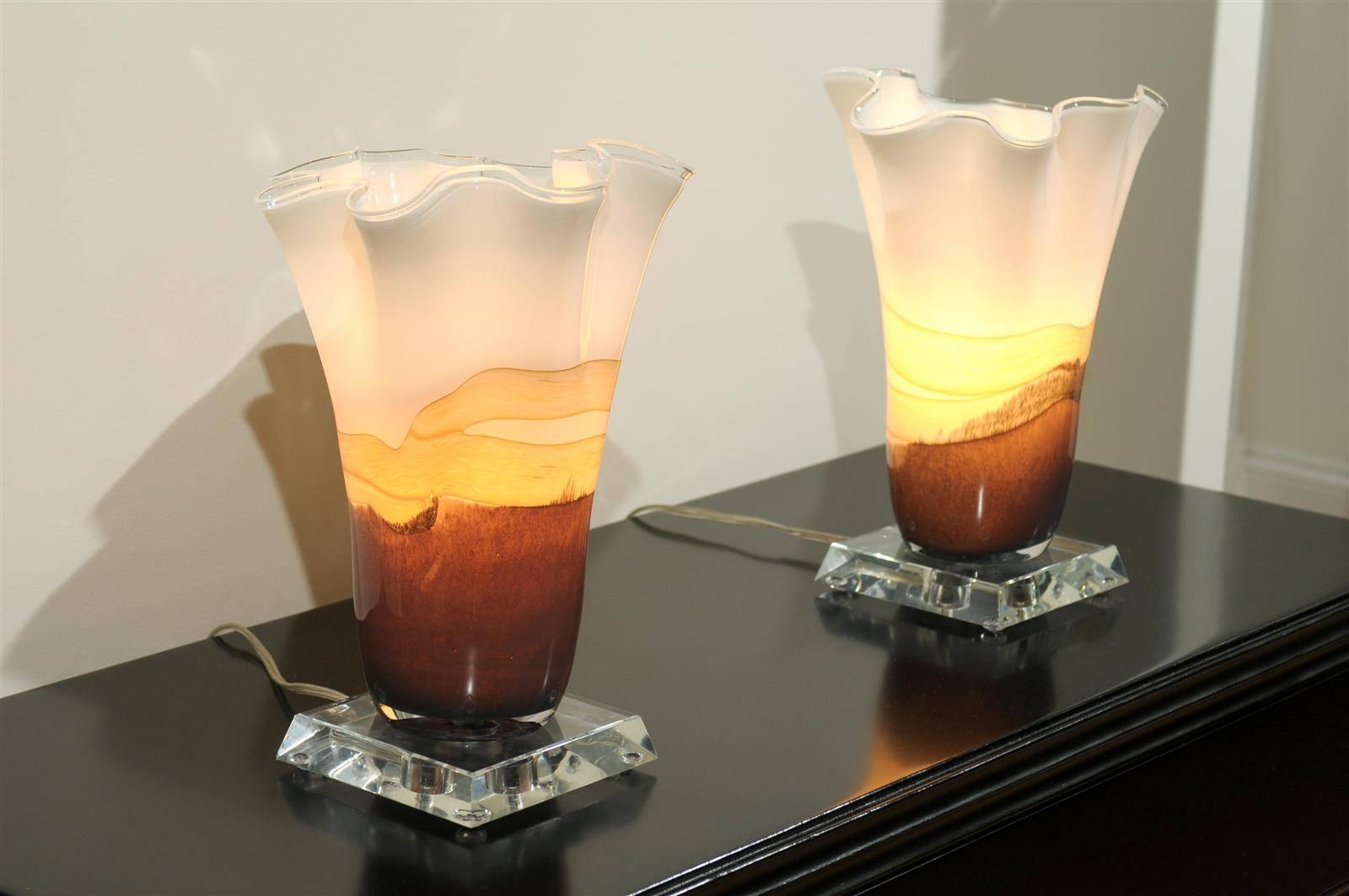 Incroyable paire de torchères de table en verre soufflé de couleur crème et caramel en vente 3