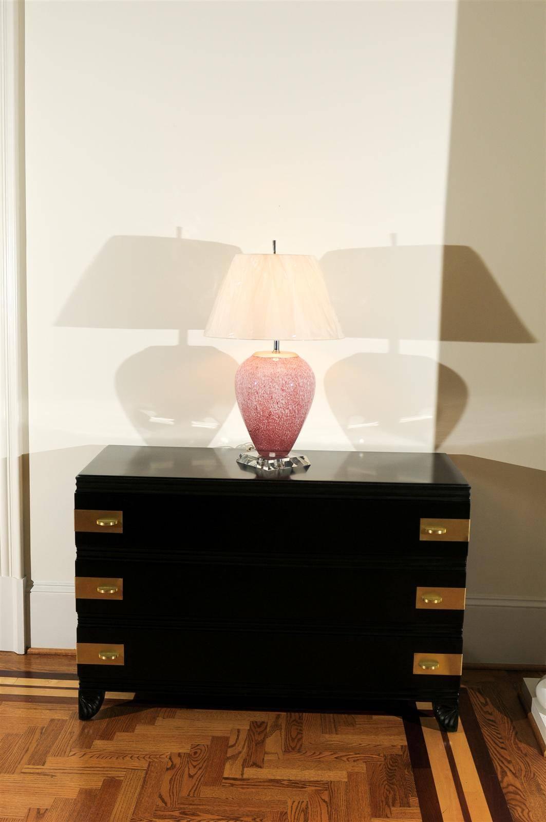 Mid-Century Modern Magnifique paire de lampes en verre soufflé avec des accents de lucite et de nickel en vente