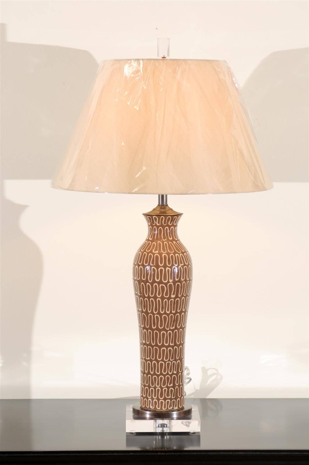 Une belle paire de navires de la fin du 20ème siècle comme lampes. Forme en céramique émaillée avec de magnifiques couleurs et détails. Les pièces véhiculent une forte ambiance des années 1970. Du travail d'orfèvre exceptionnel ! Restaurés et en