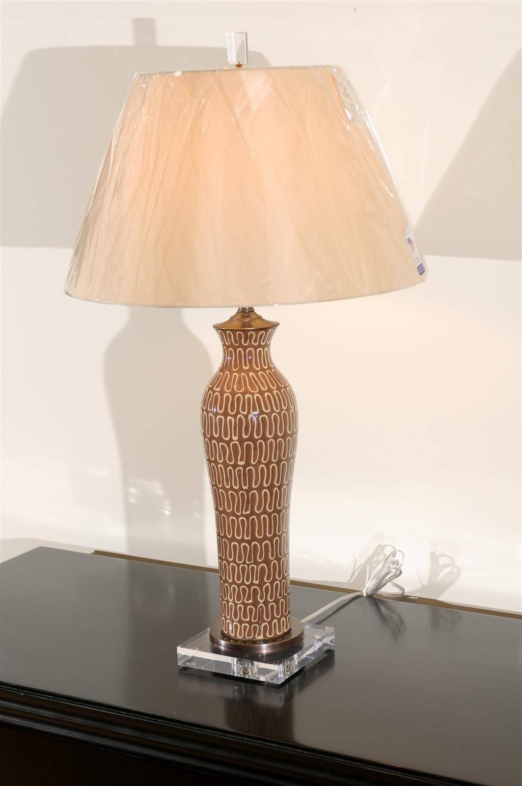 Gorgeous Pair of Glazed Ceramic Lamps with Lucite and Bronze Accents For Sale 1